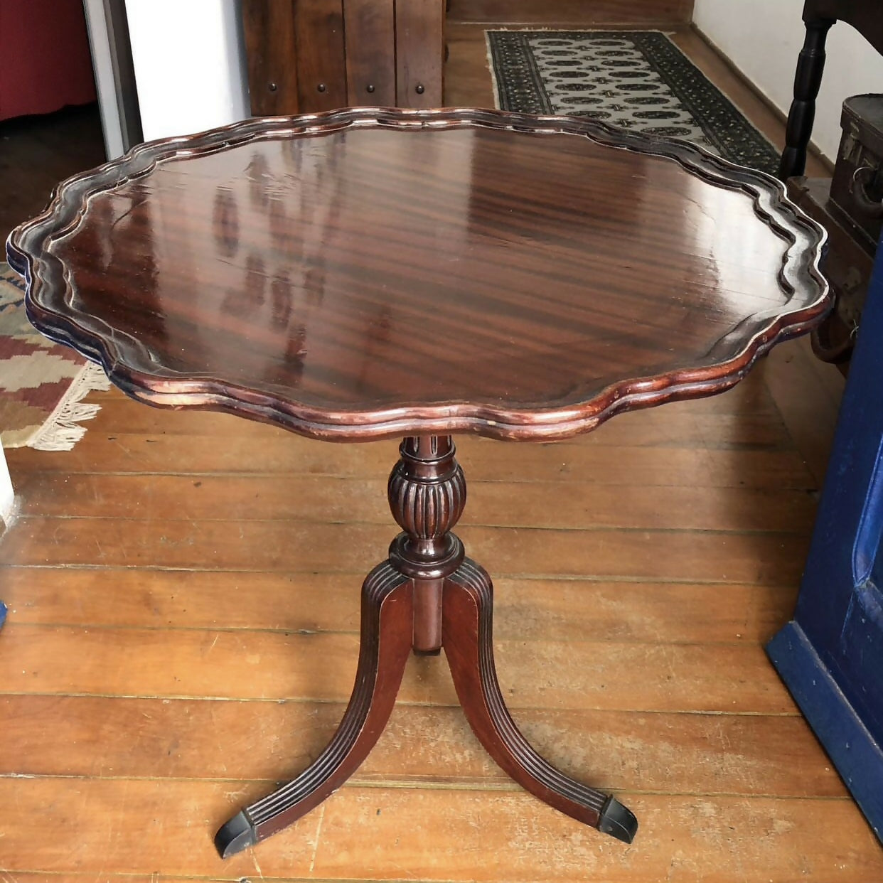 Mesinha de apoio redonda estilo inglês