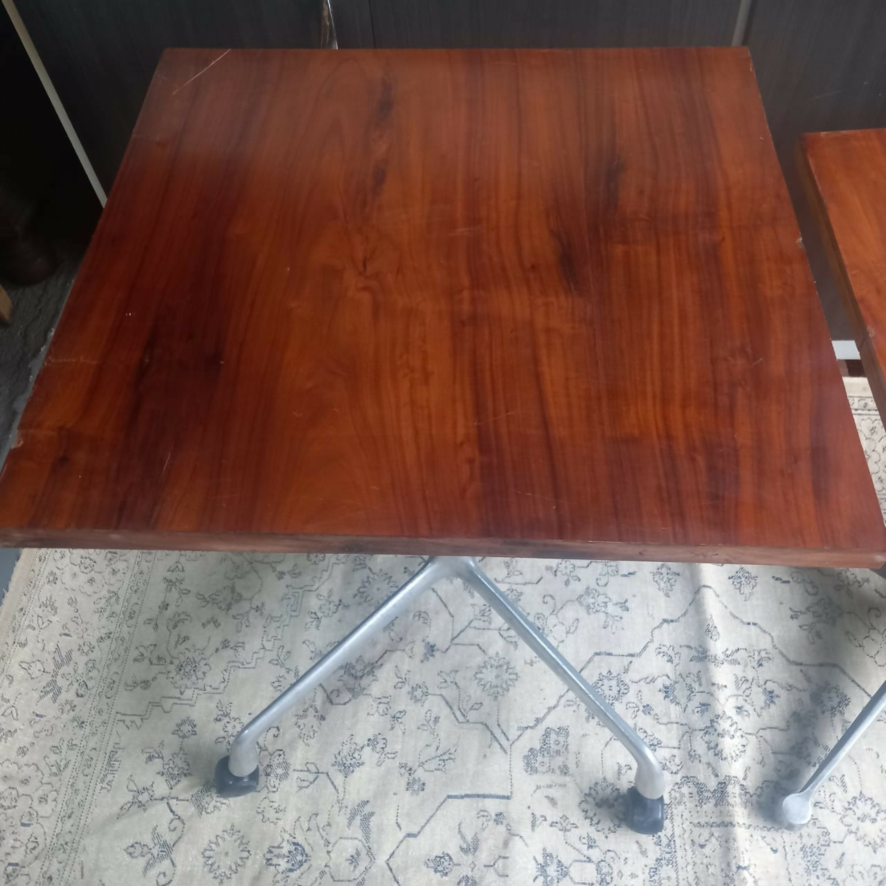Mesa auxiliar quadrada de Caviúna e pé de alumínio 