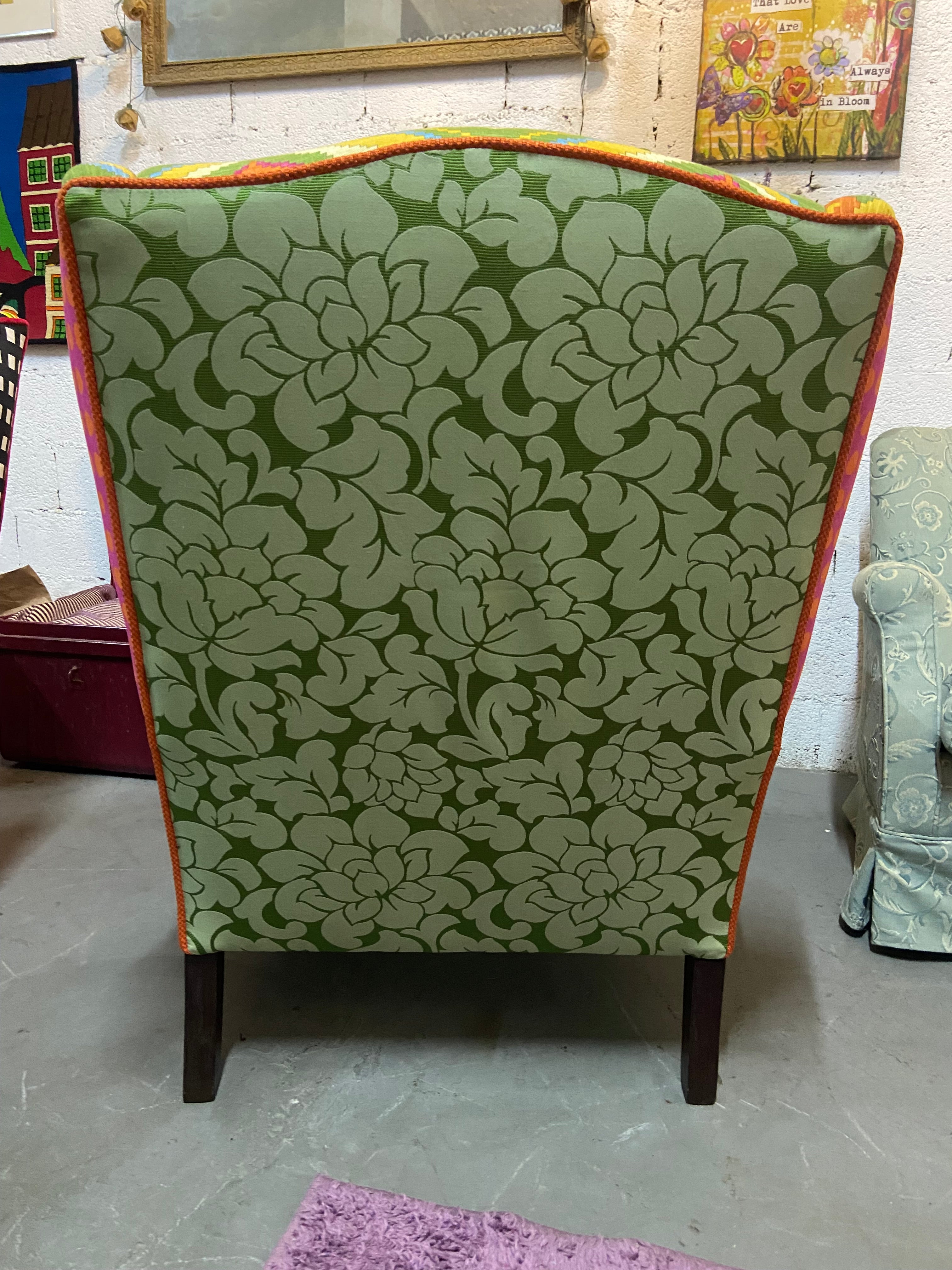 Poltrona Bergere Geo repaginada com tecidos estampados coloridos 