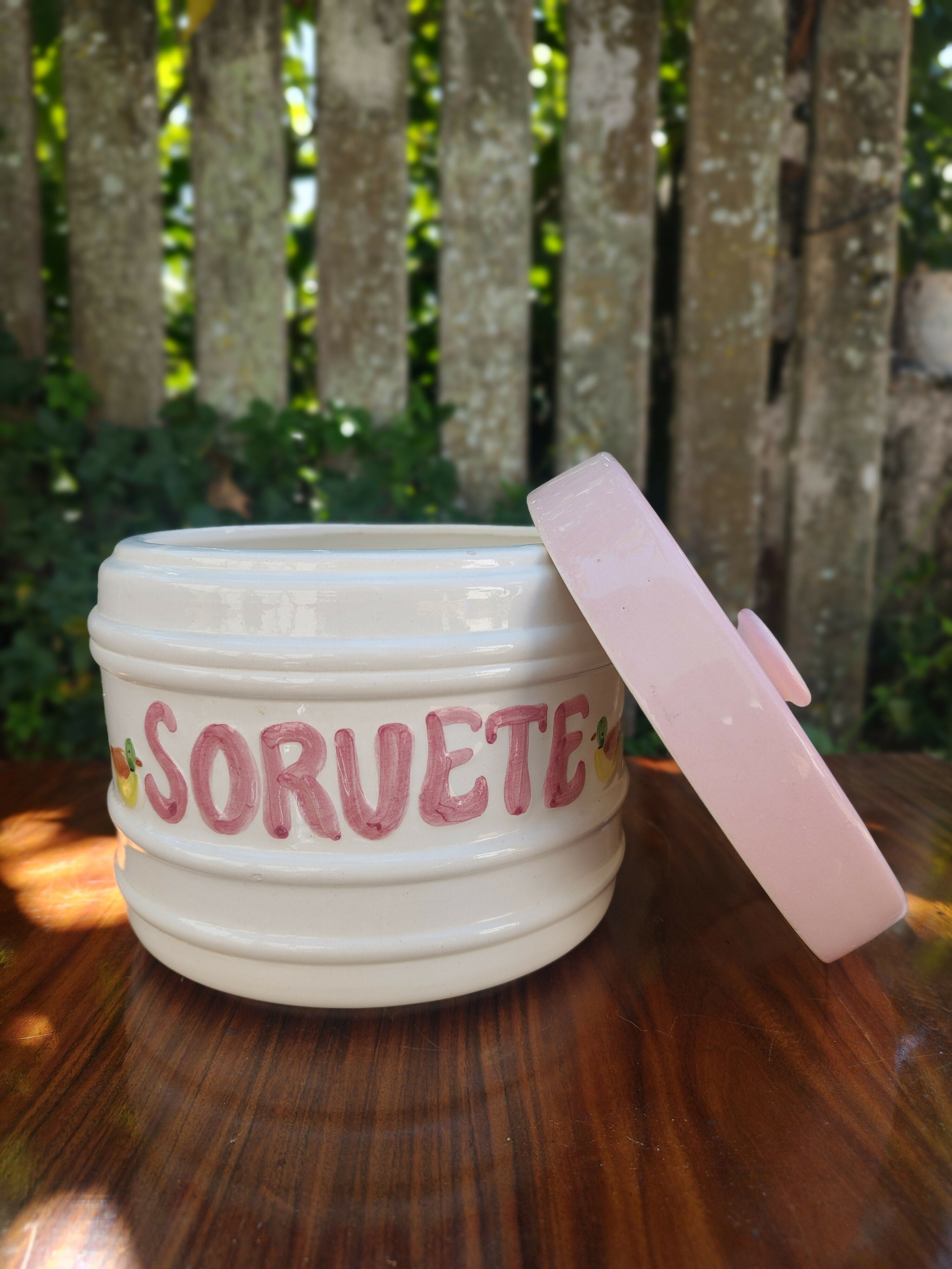 Antigo e Simpático Pote em Porcelana com escrito "Sorvete"