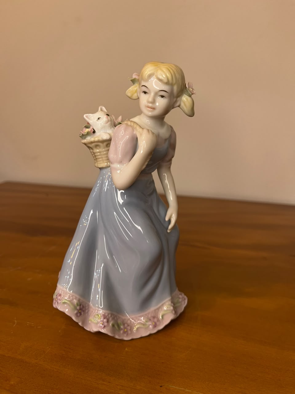 Escultura em Porcelana – Menina com Cesto de Flores e Gato – 16 cm