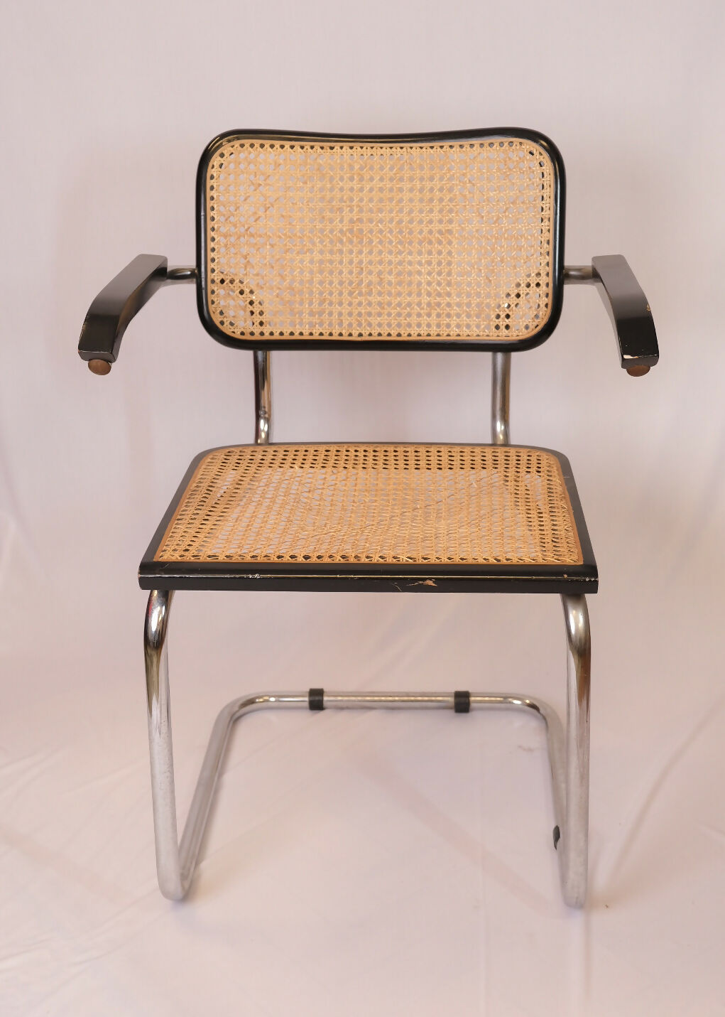 CADEIRA CESCA PRETA COM BRAÇO DESIGN MARCEL BREUER / 1928