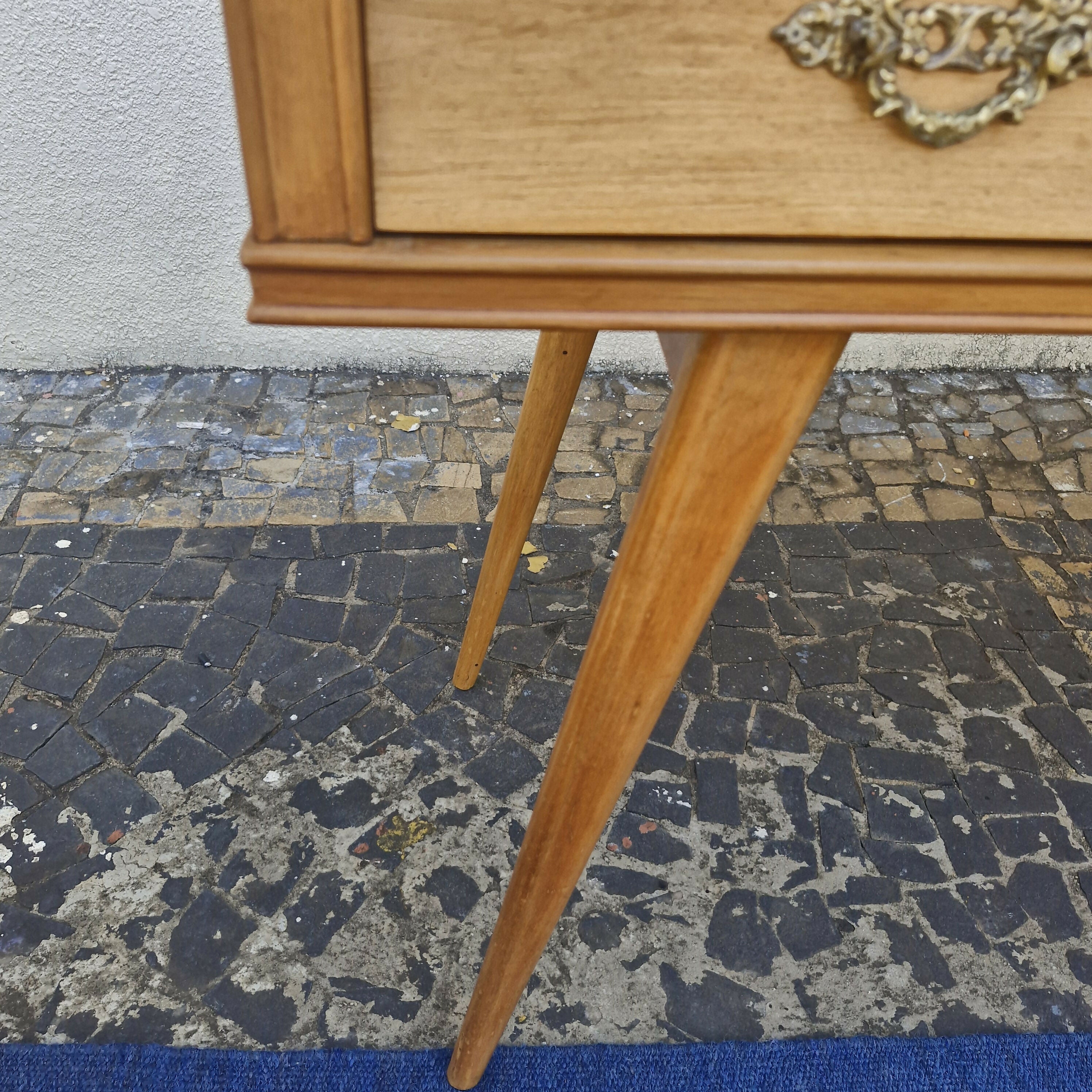 Aparador em Marfim com pé Palito.