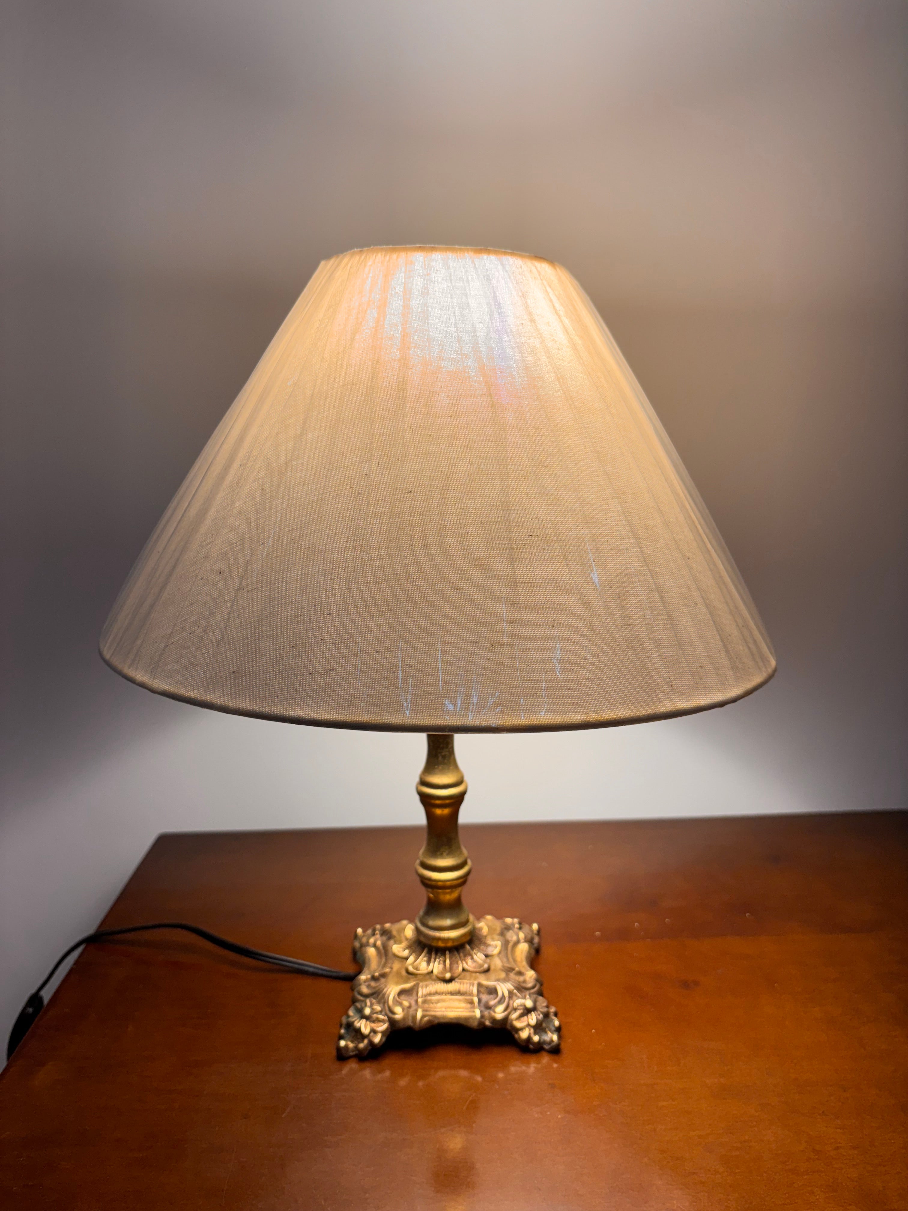  Abajur Antigo Vintage Em Bronze Maciço Com Cúpula De Tecido Claro 