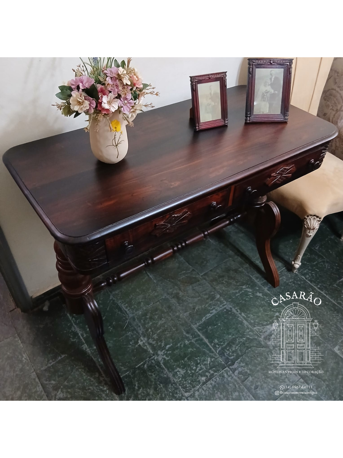 Aparador colonial em Jacarandá com detalhes entalhados e duas gavetas 