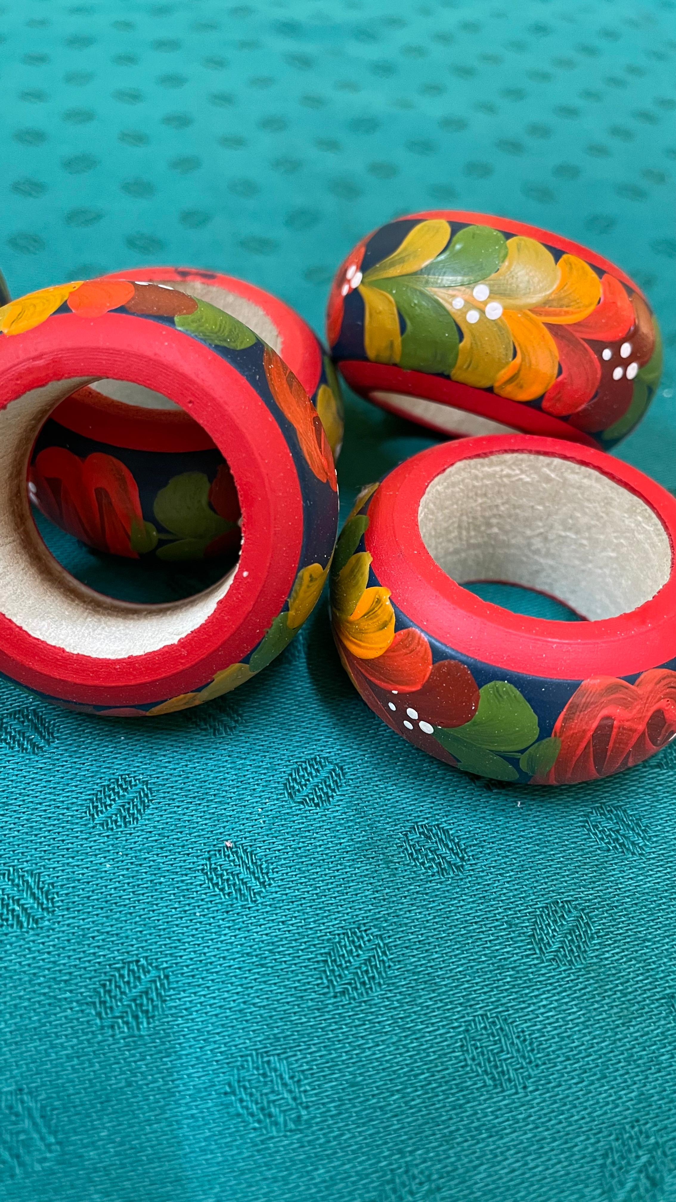 Porta guardanapos anelados em madeira pintado à mão. com motivo de folhagem colorido 