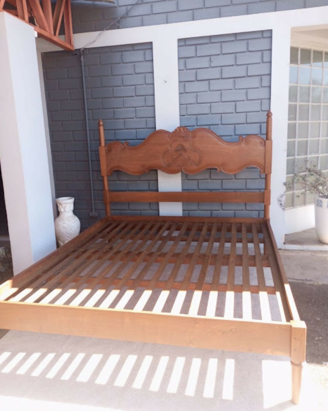 Cama Queen em madeira maciça