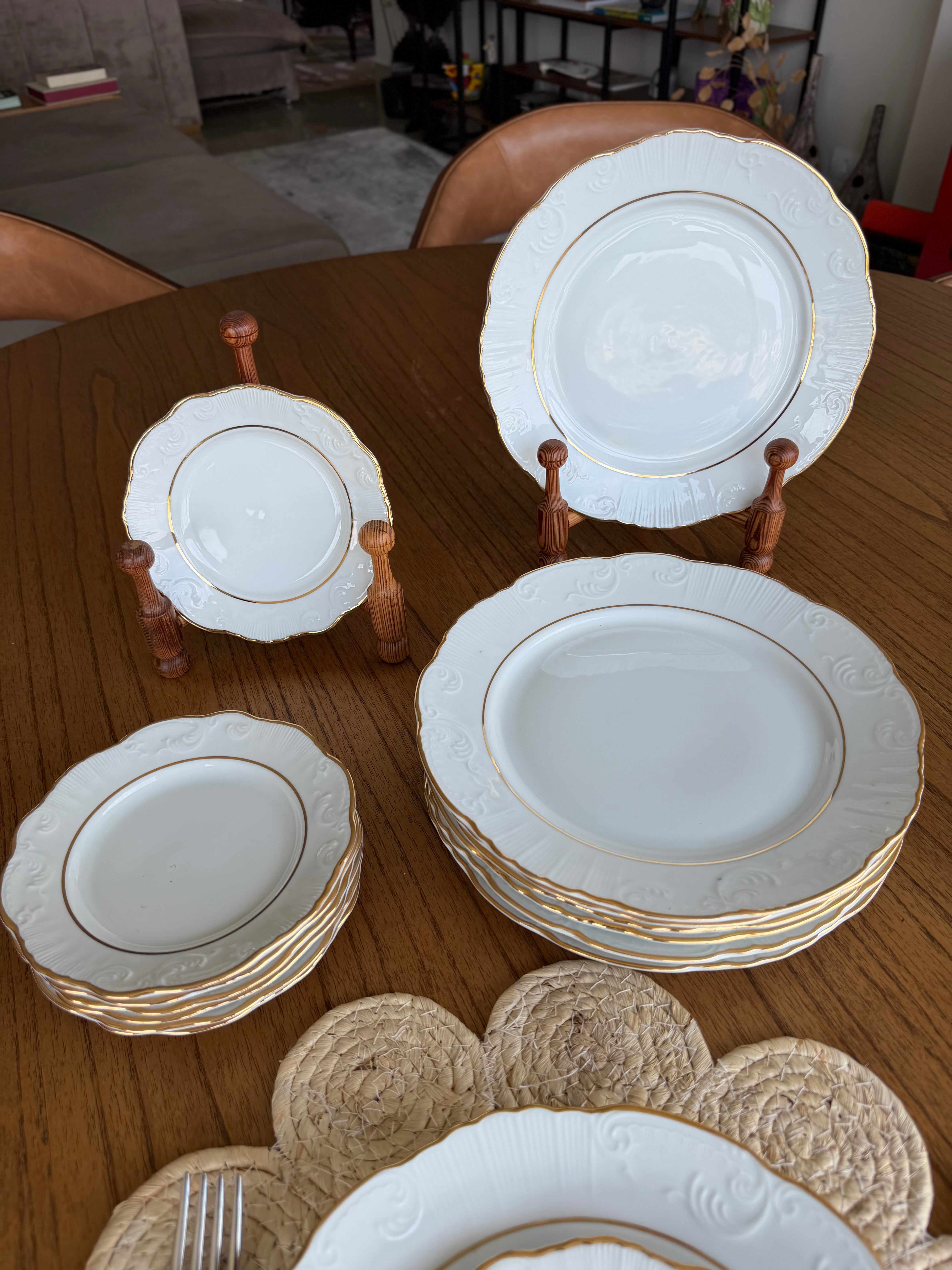 Serviço Porcelana vintage Vista Alegre Portugal com detalhes dourados - 8 lugares