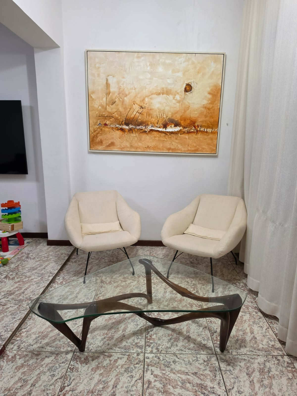 Mesa de centro orgânica anos 50 com base em madeira esculpida e tampo de vidro
