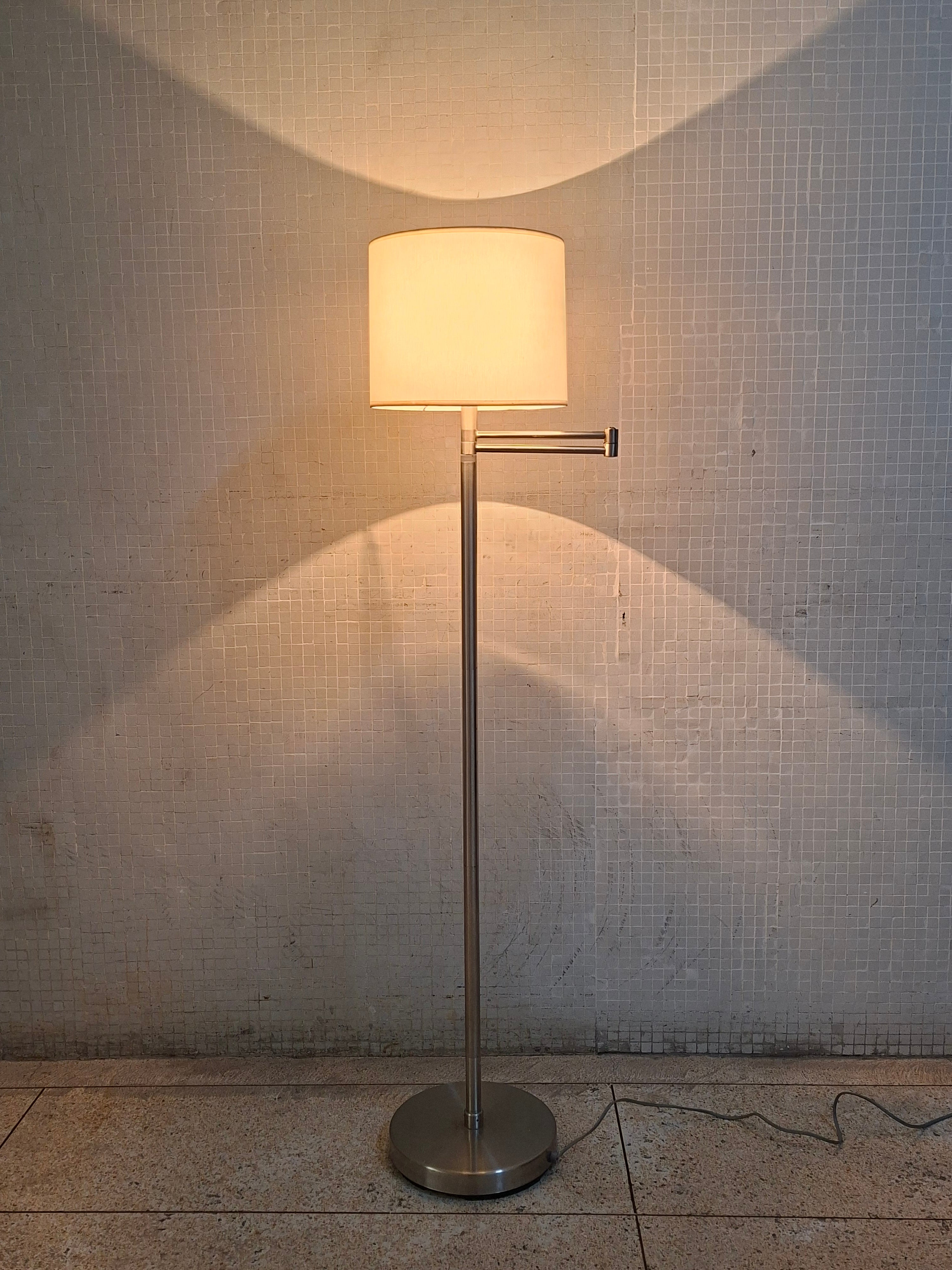 Luminária de Piso Design em metal escovado e cúpula branca 