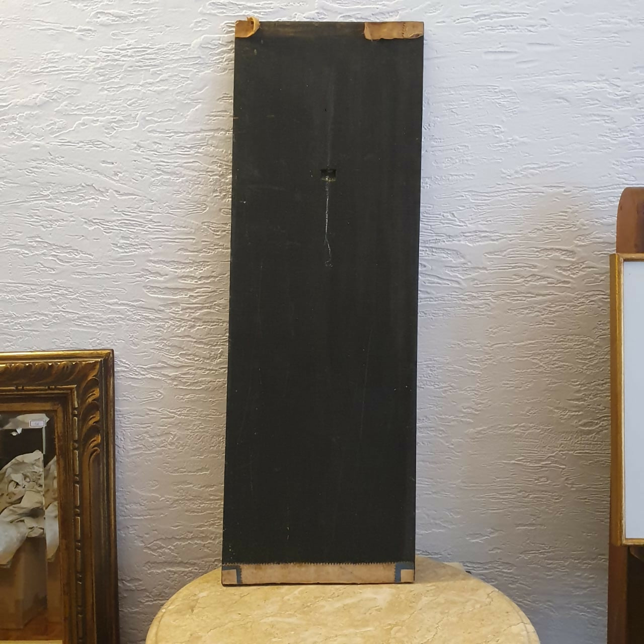 Incrível placa em madeira entalhada ricamente decorada. Linda.