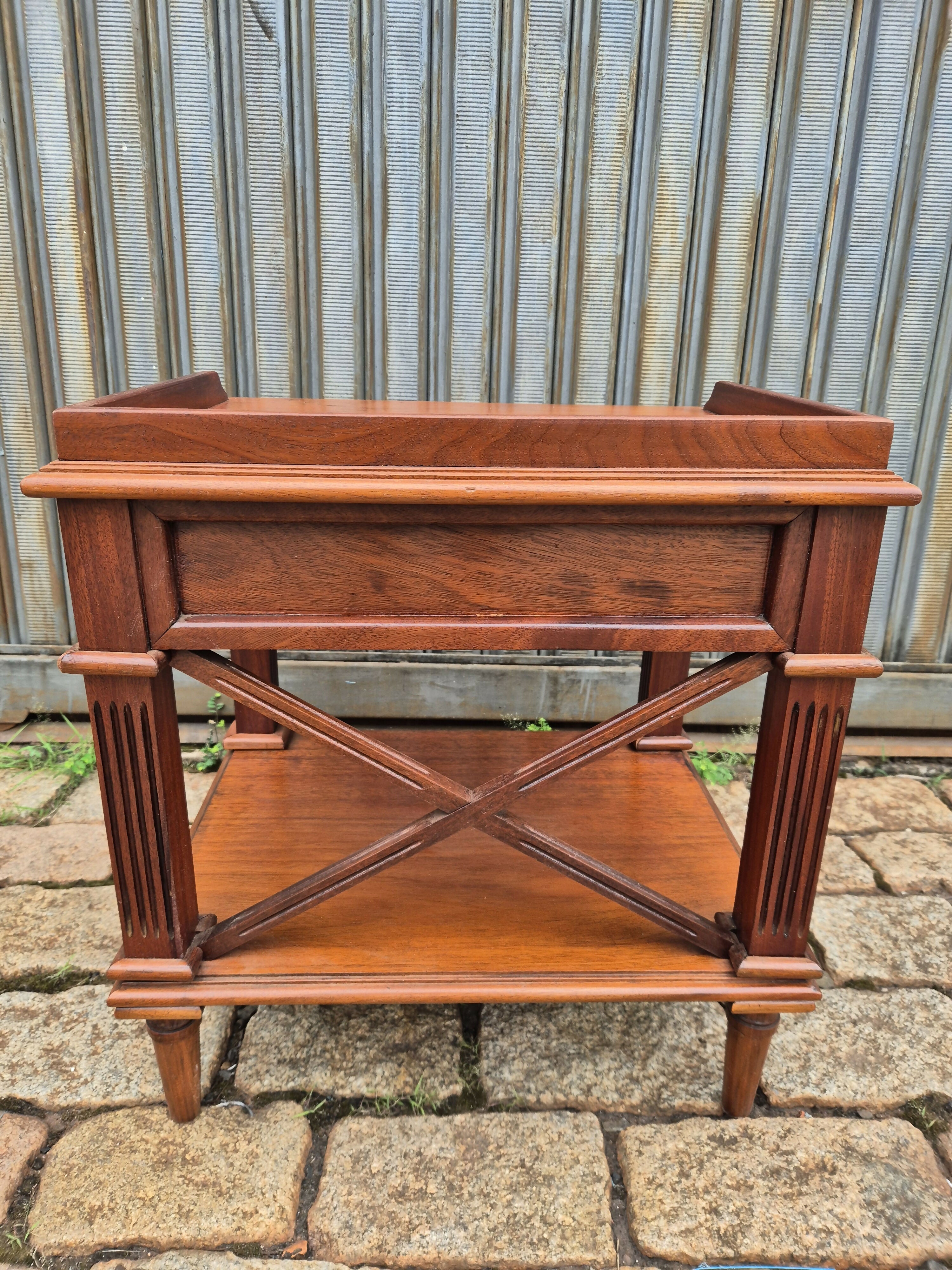 Mesa de cabeceira estilo Inglês