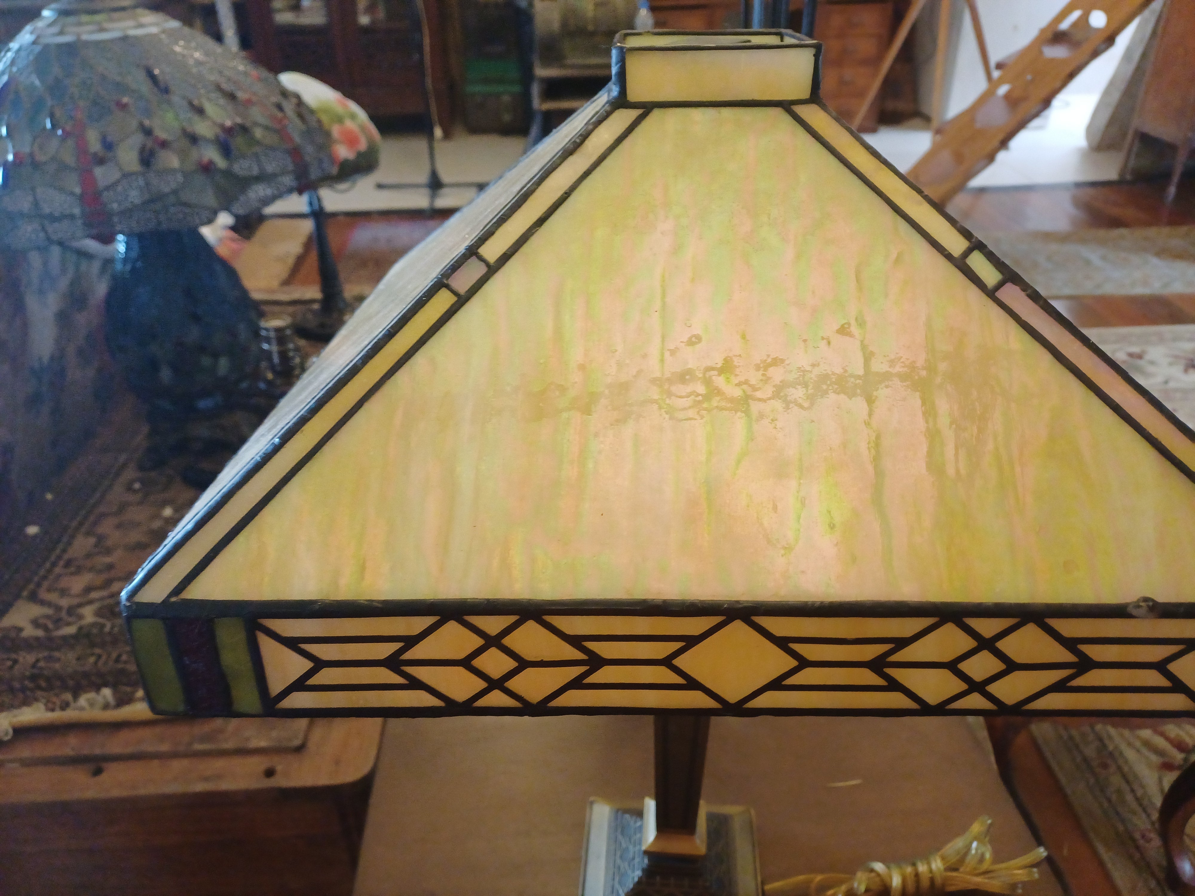 Abajur estilo tiffany quadrado de rara beleza, vidros originais - Art Déco 