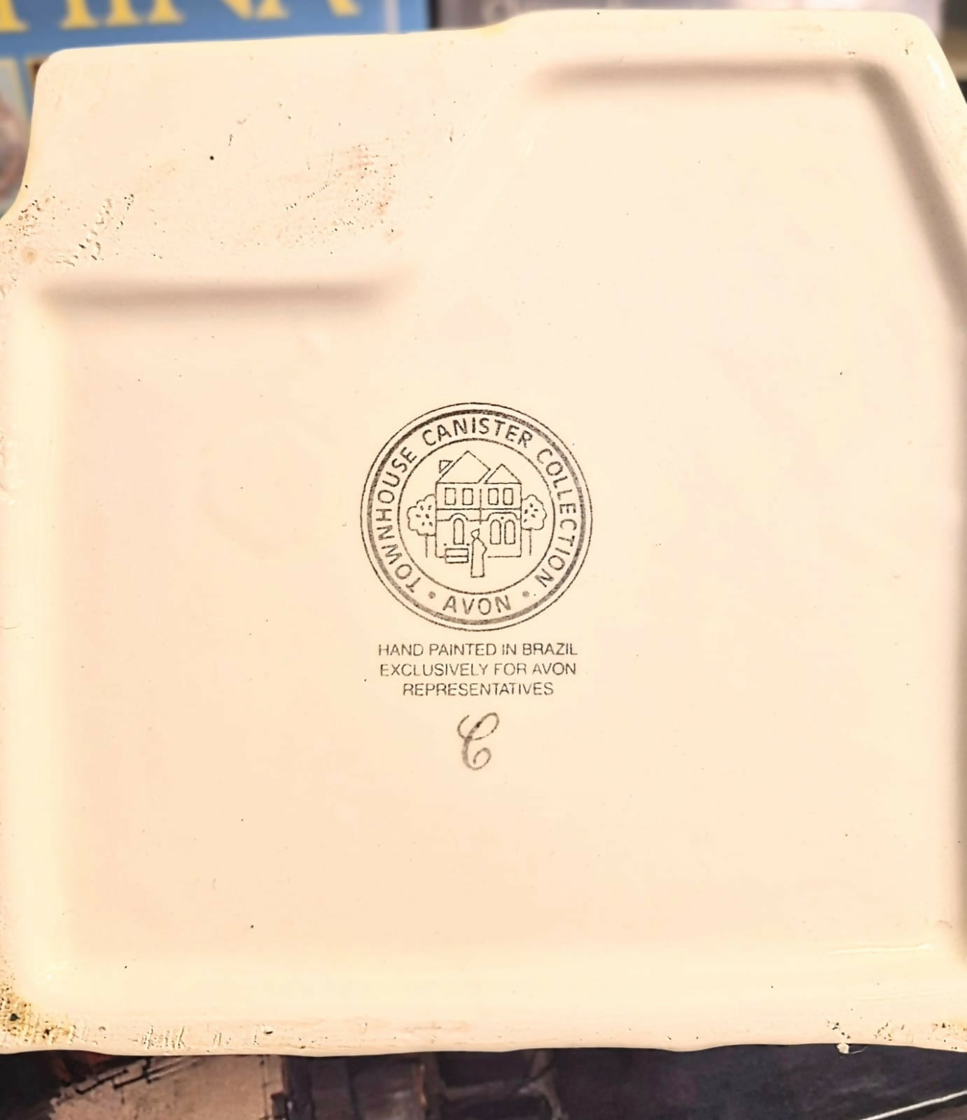 Bicoiteira em cerâmica Weiss, anos 80, em formato de casinha para a coleção Avon Townhouse. Modelo Grande. Linda!