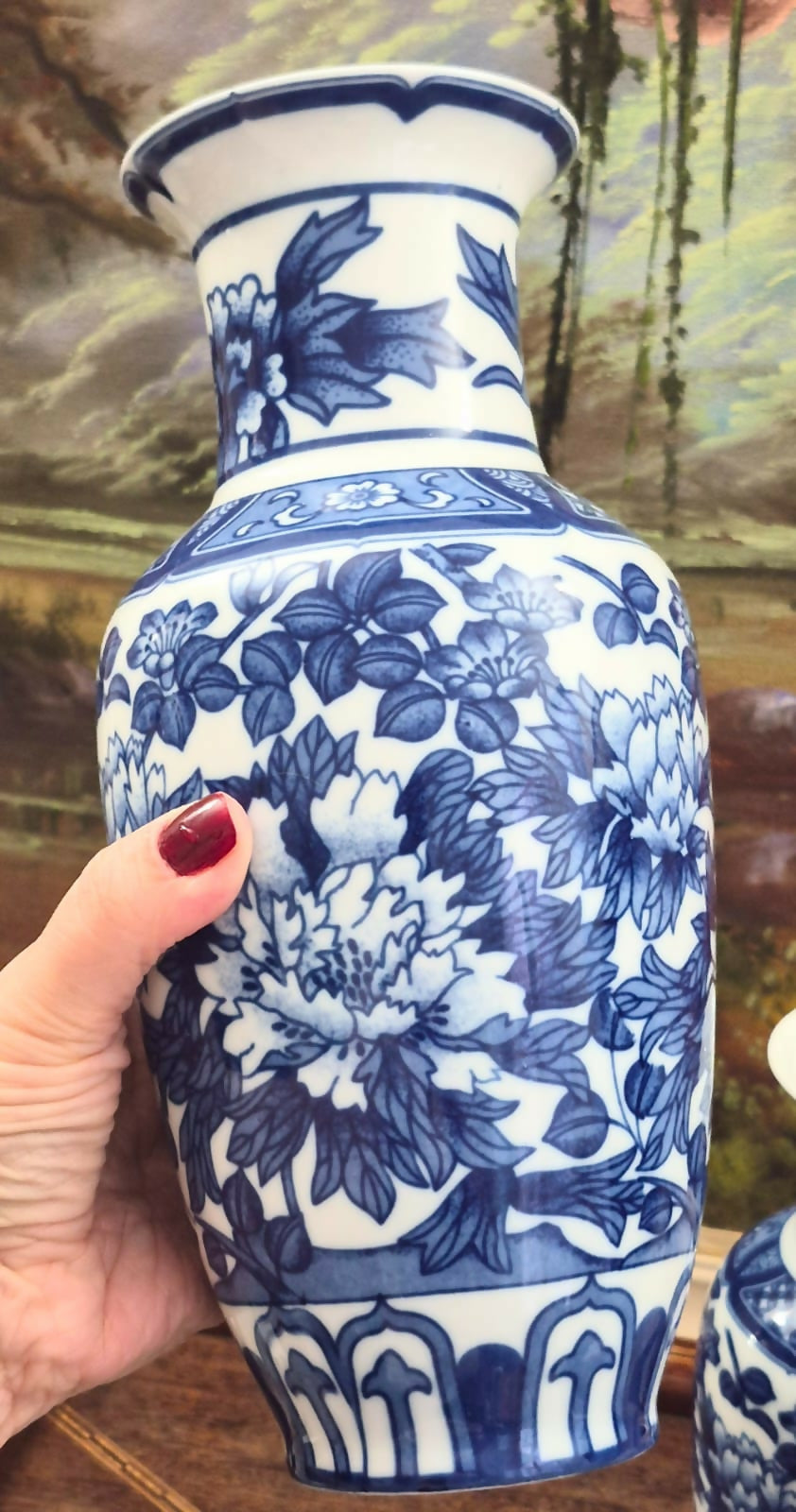 Par de vasos lindos e impecáveis em porcelana azul e branca, vintage chinesa Jingdezhen, em azul cobalto com frisos estilizados e peônias.