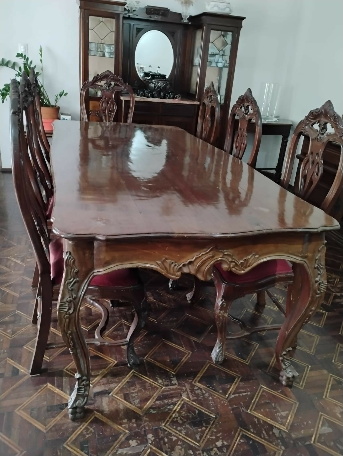 Mesa de jantar clássica em madeira maciça com 8 cadeiras estofadas