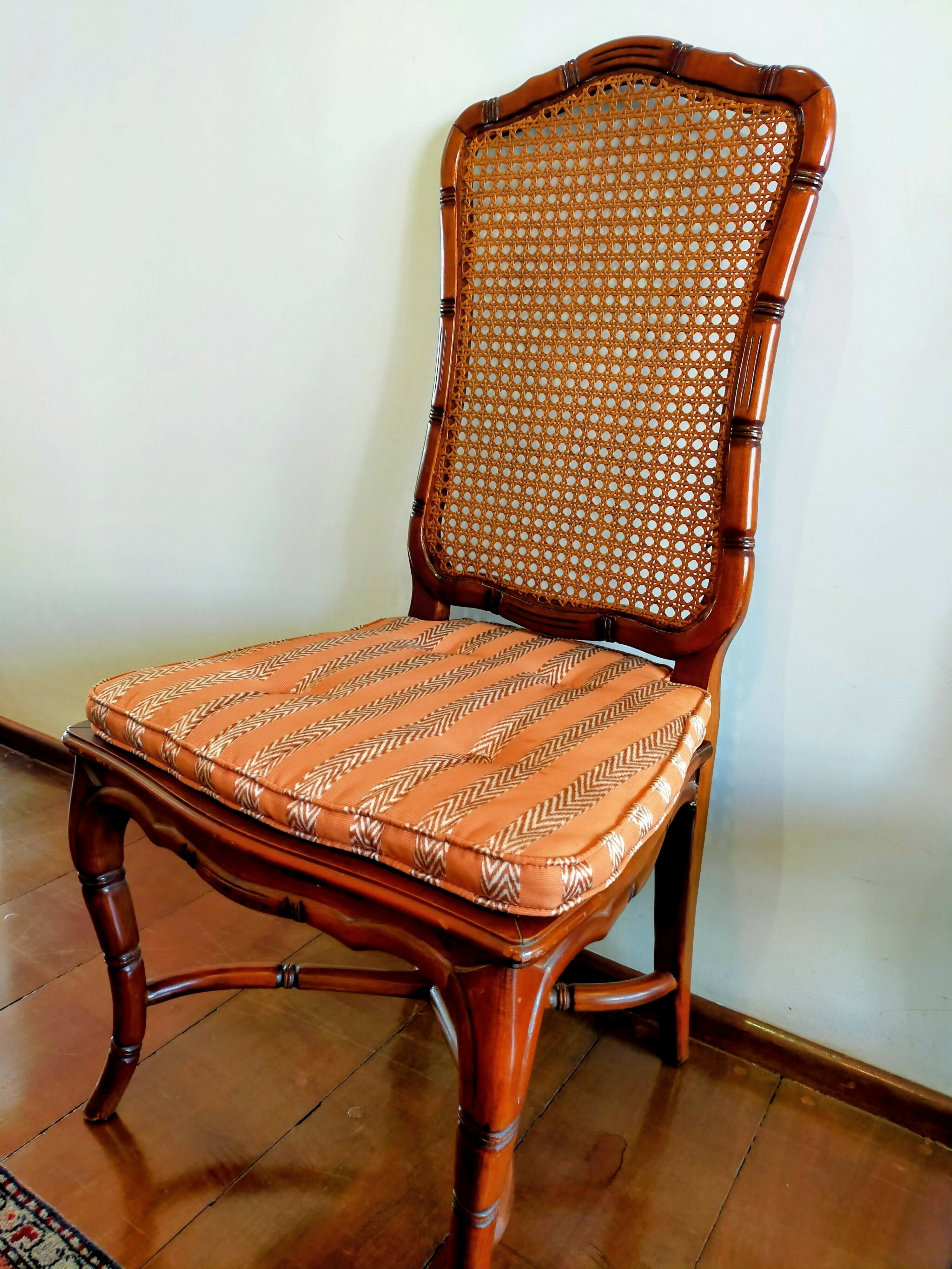 CONJUNTO 8 CADEIRAS VINTAGE MADEIRA MACIÇA ENTALHADA E PALHINHA