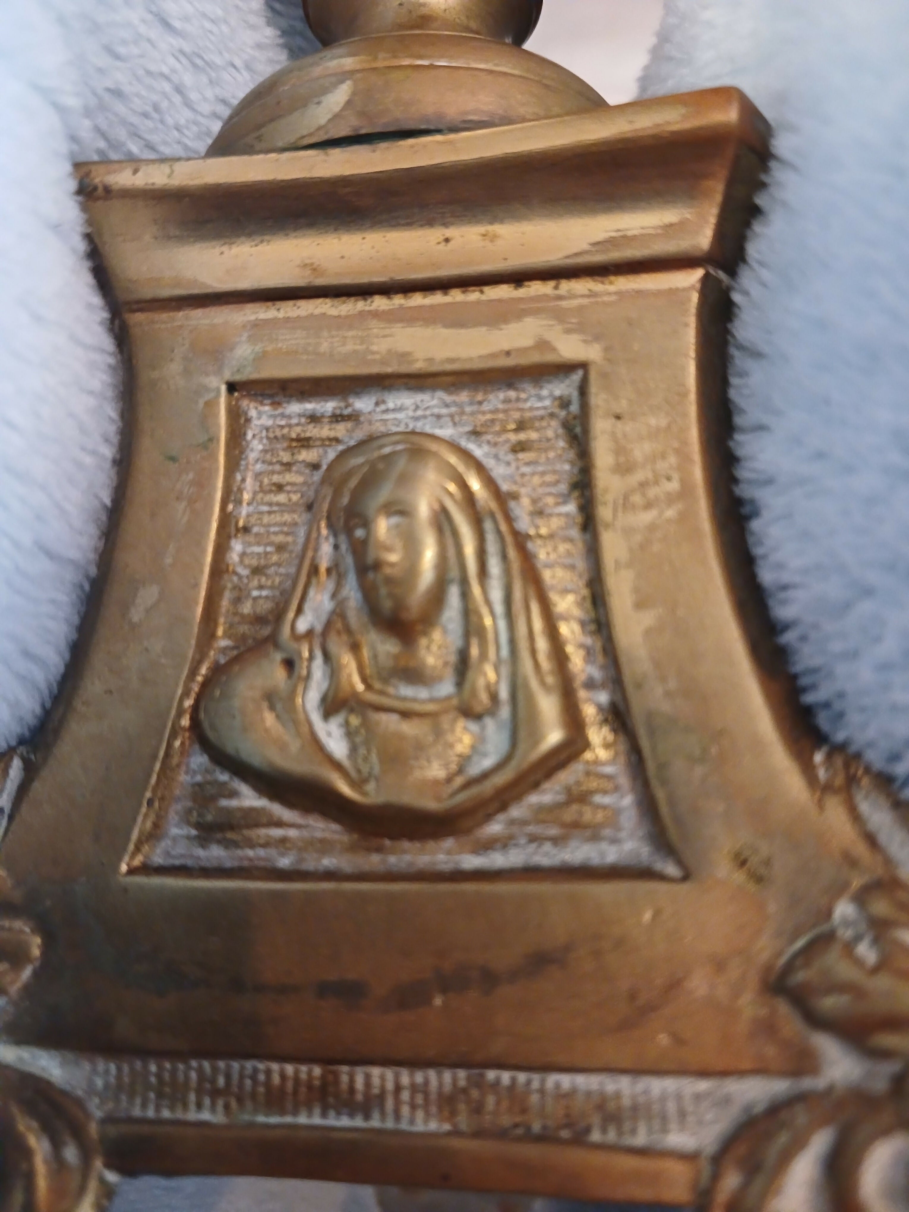 Castiçal antigo em metal estilo neoclássico