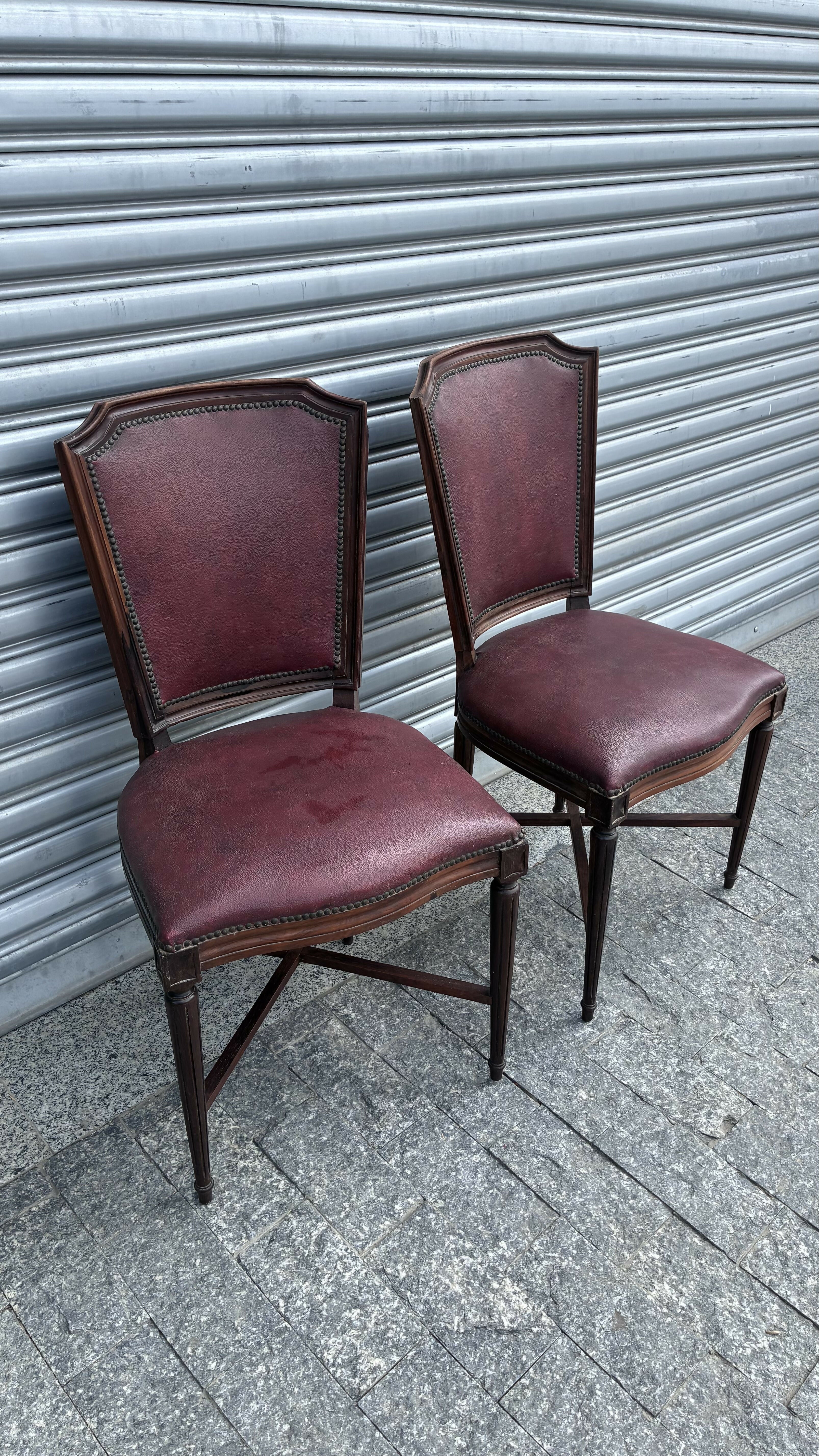 Cadeira em madeira maciça e courvin Vinho (valor unitário)