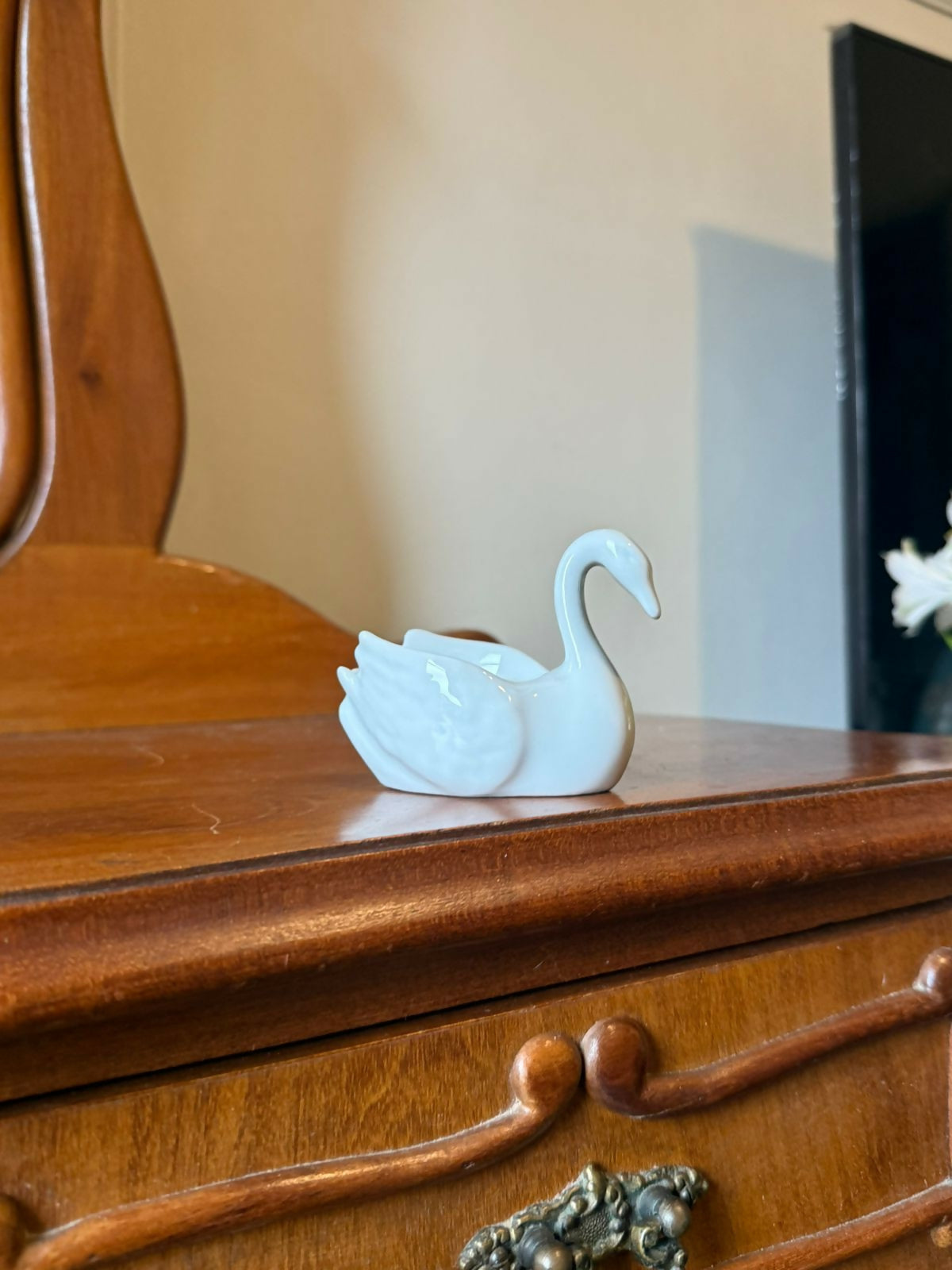 Bibelô de Porcelana LIMOGES em Formato de Cisne