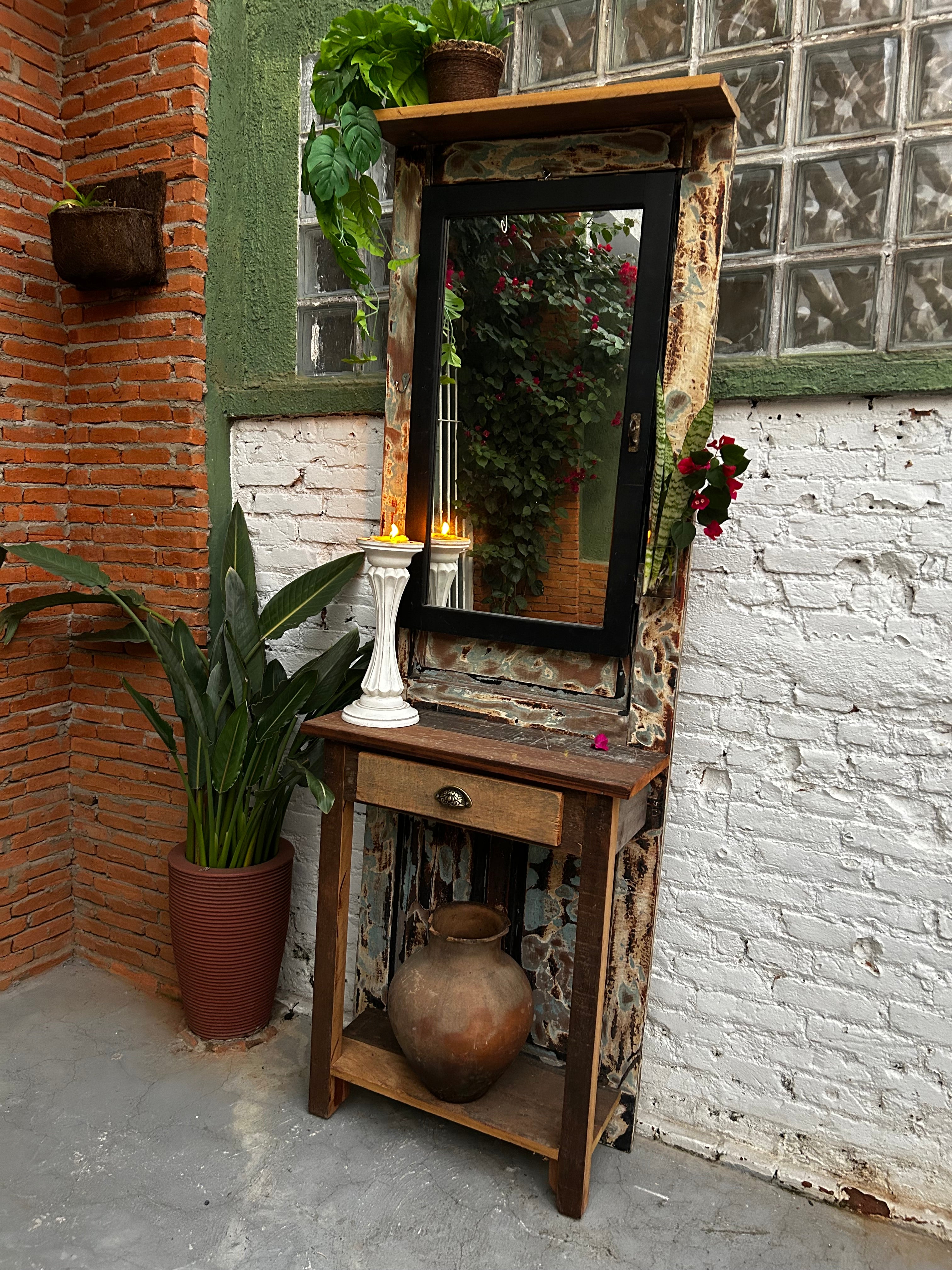 Chapeleira Upcycling feita apartir de uma porta demolição, com espelho e aparador.