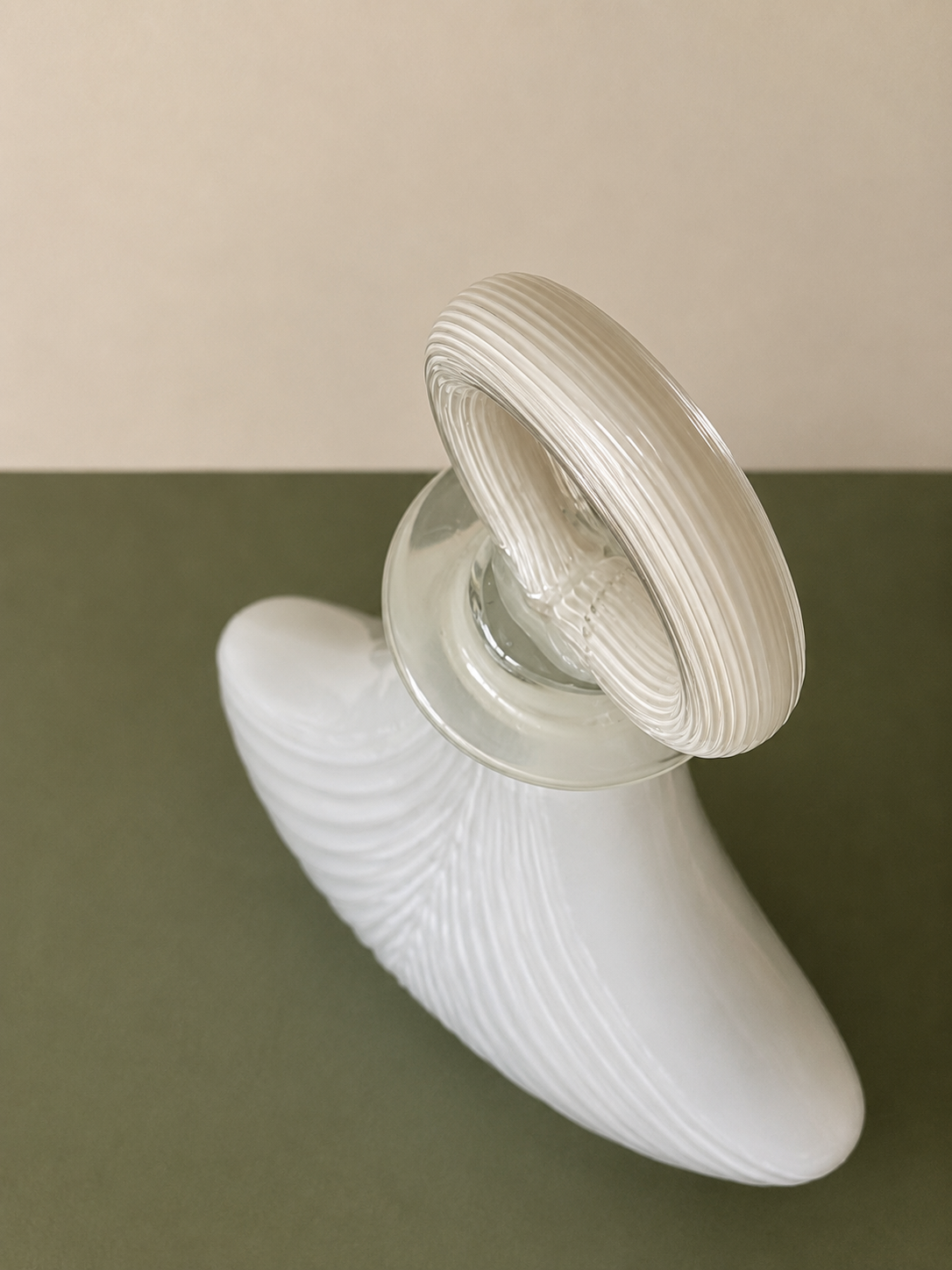Garrafa decorativa em vidro artístico branco (DMCPS_266)