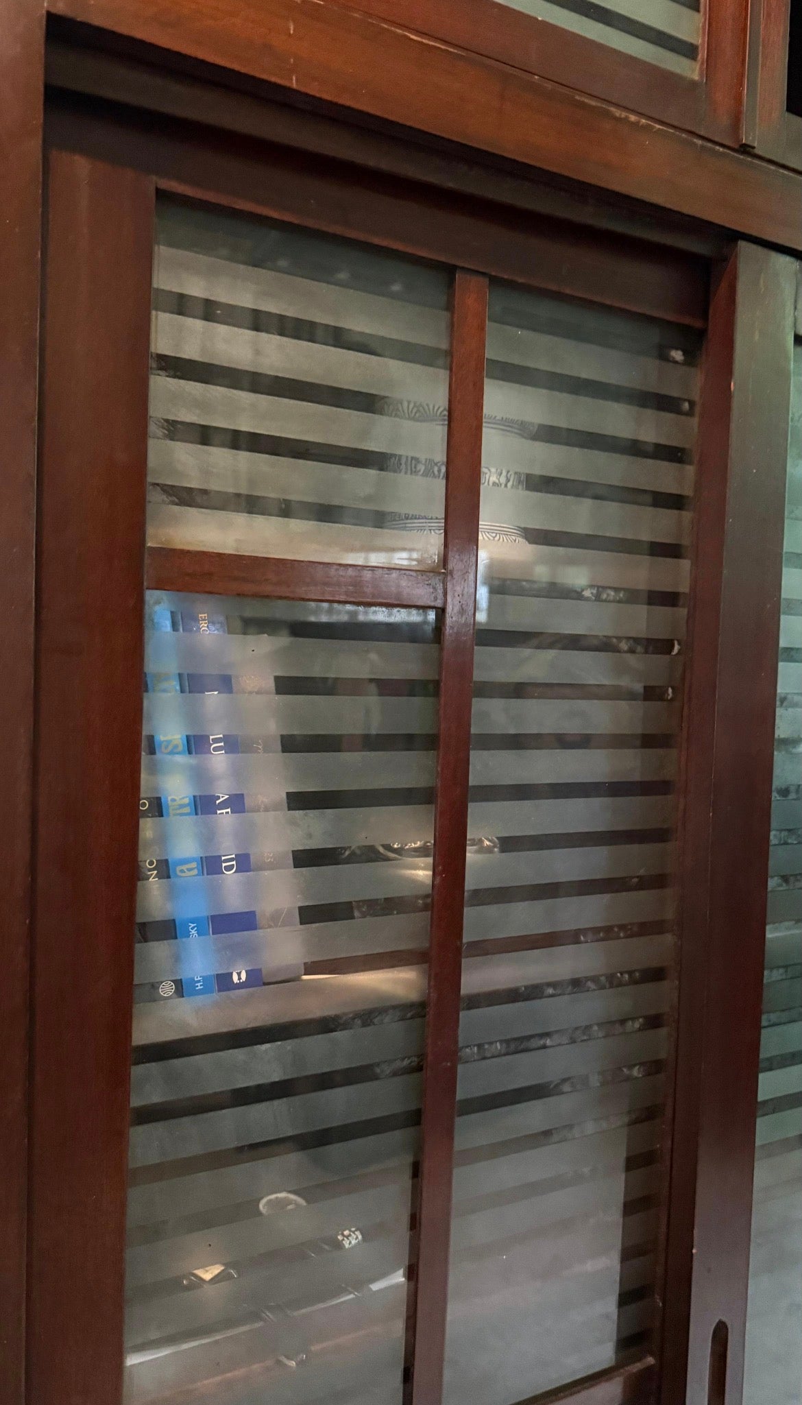 Livreiro de Madeira com Portas de Correr – Vintage