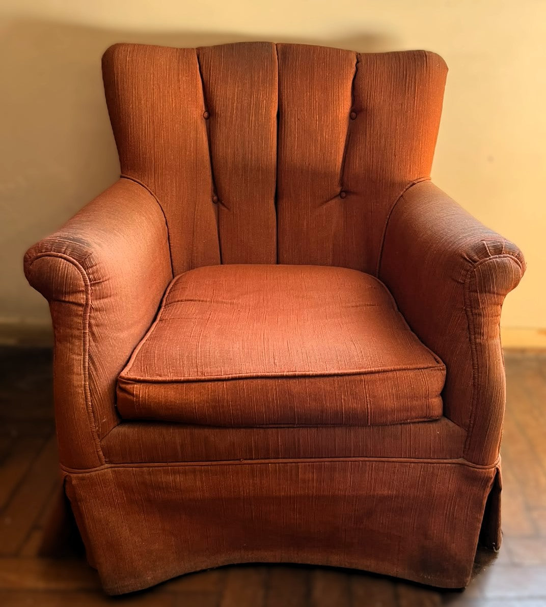 Antiga Poltrona estilo Berger com estofado avermelhado 