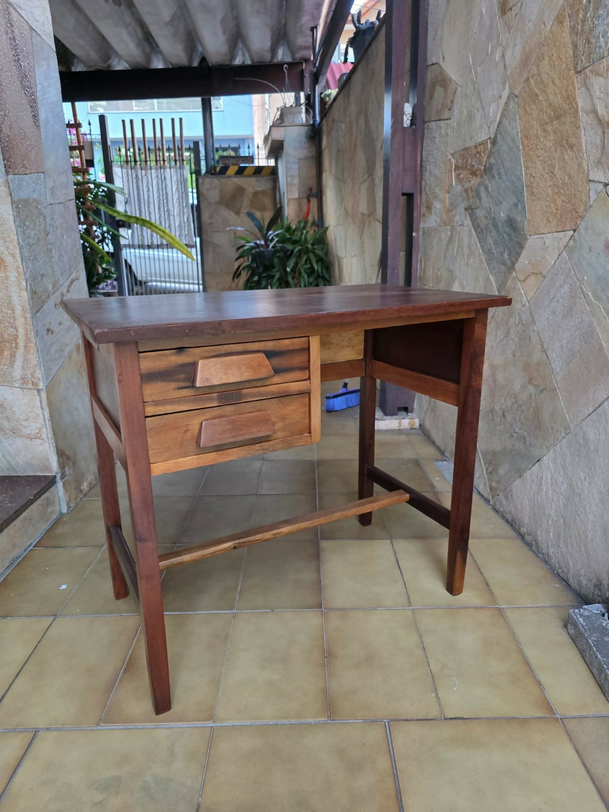 Delicada escrivaninha miele anos 50