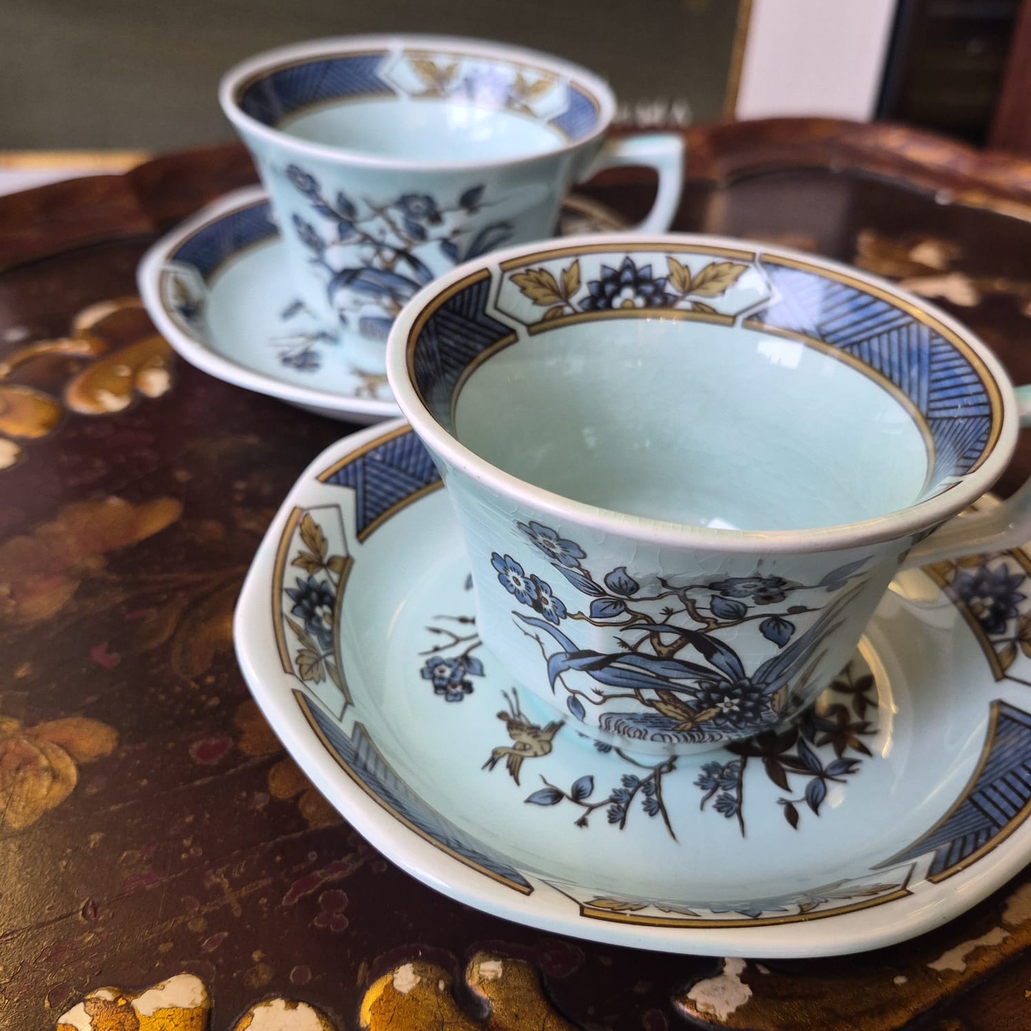 Par de xícaras lindas em faiança ironstone vintage inglesa Adams (grupo Wedgwood). Linha Calyx Ware com o famoso padrão Ming Toi