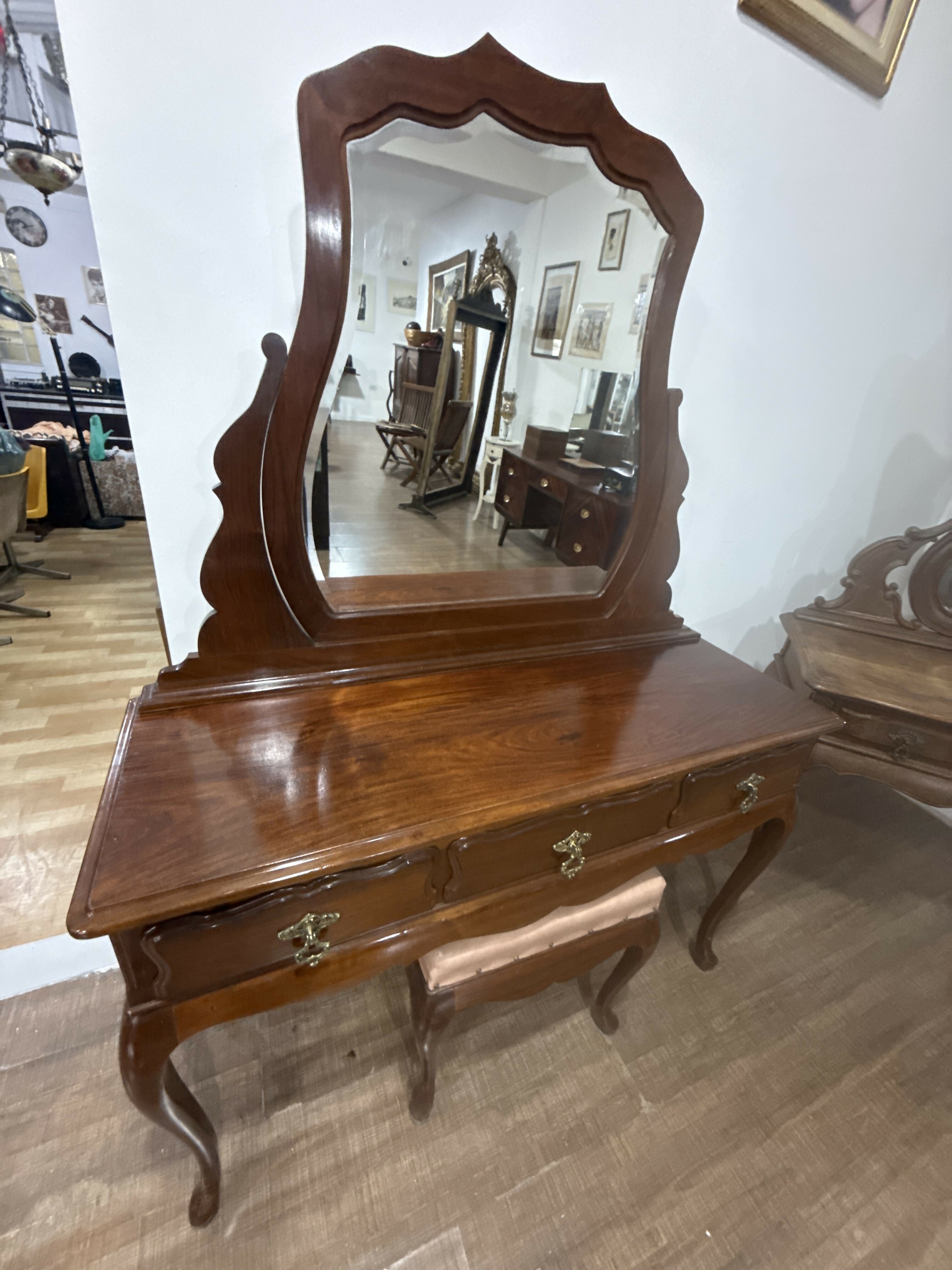 Penteadeira em Jacarandá Nobre com banqueta – TRADIÇÃO FAMILIAR E MARCENARIA BRASILEIRA ✨