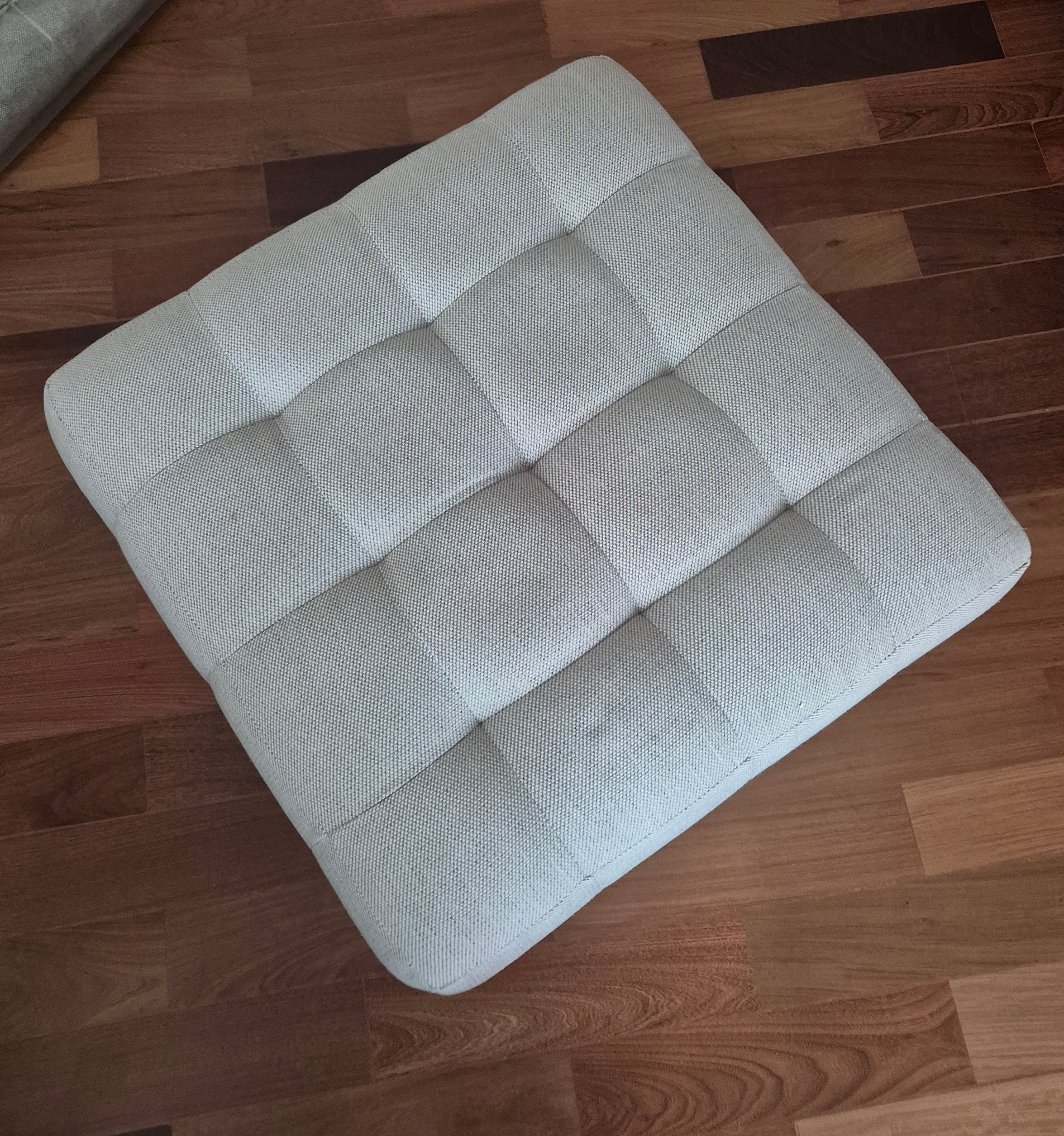 Puff quadrado com estofado em linho cinza claro 