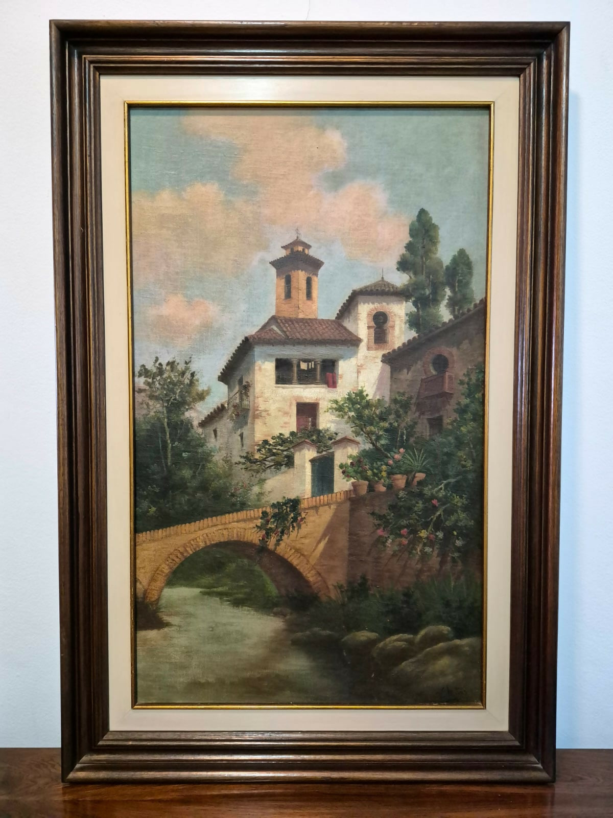 Quadro grande, pintura óleo sobre tela, de A Régio, representando cena lacustre com casario. Perfeito.