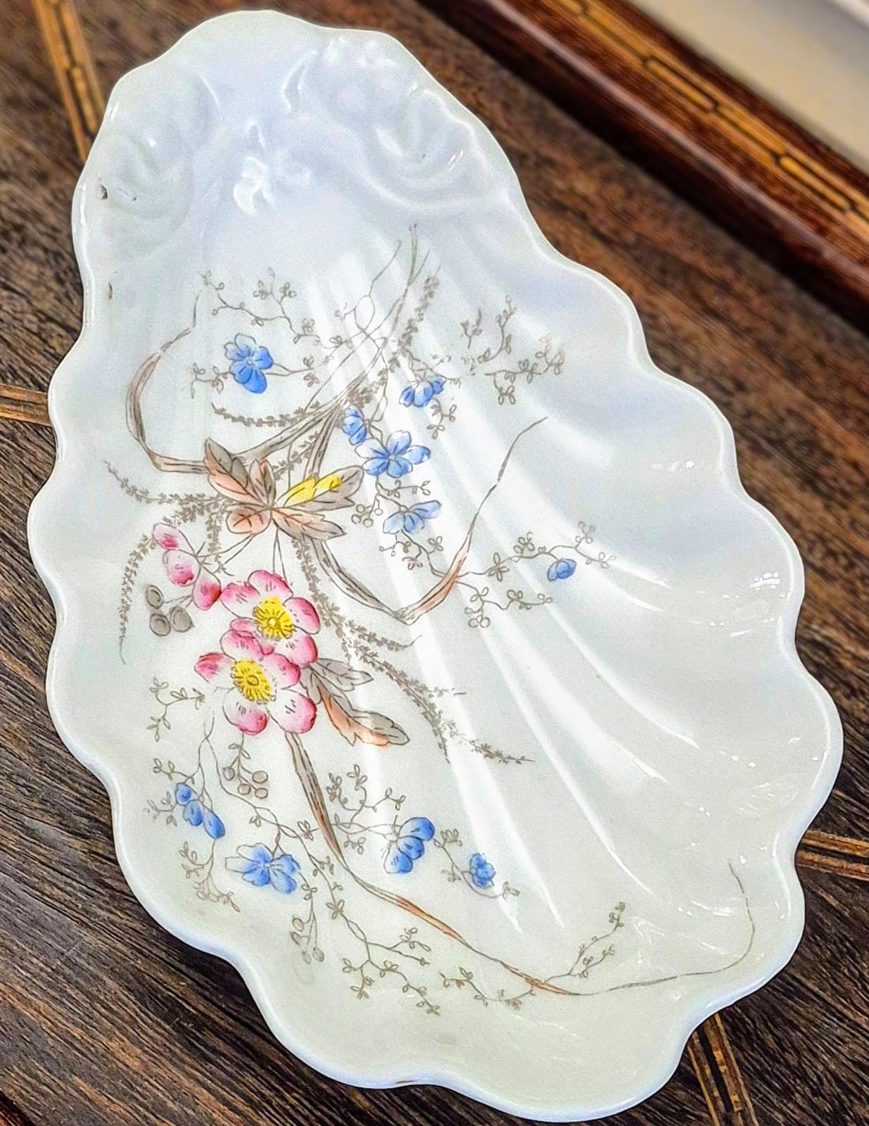  Linda e delicadíssima petisqueira,  pinga joias, saboneteira em formato de concha, em porcelana centenária francesa Limoges.