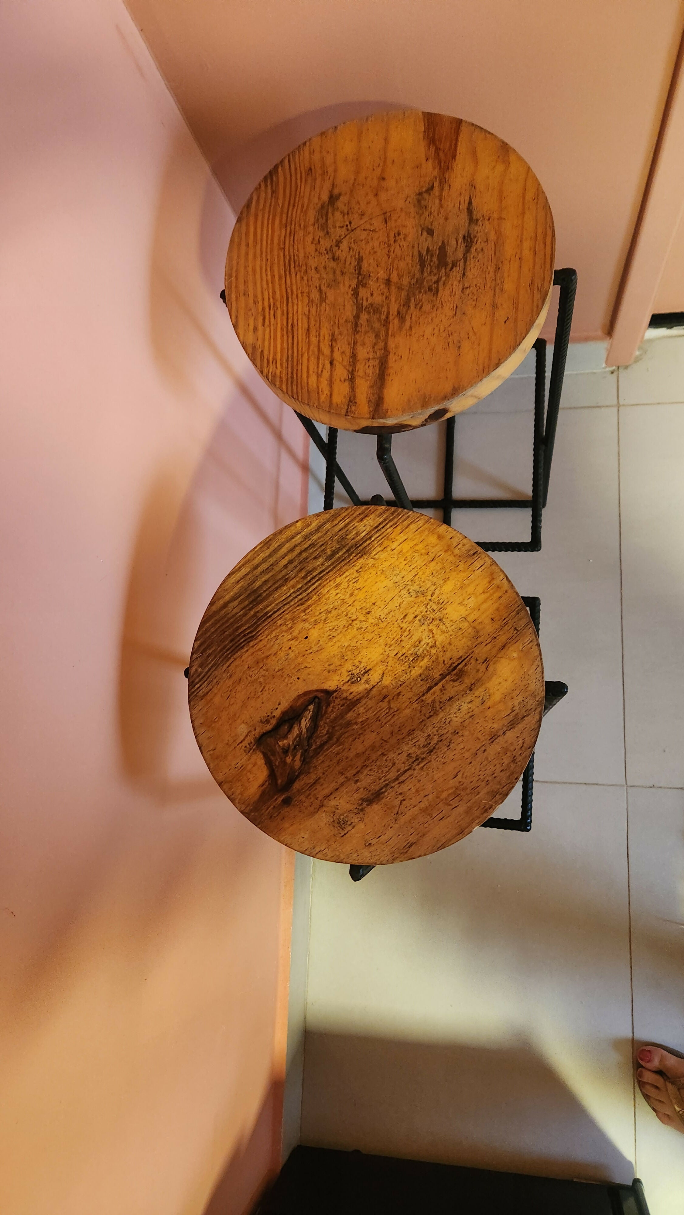 Par de bancos altos em madeira maciça com pés de ferro