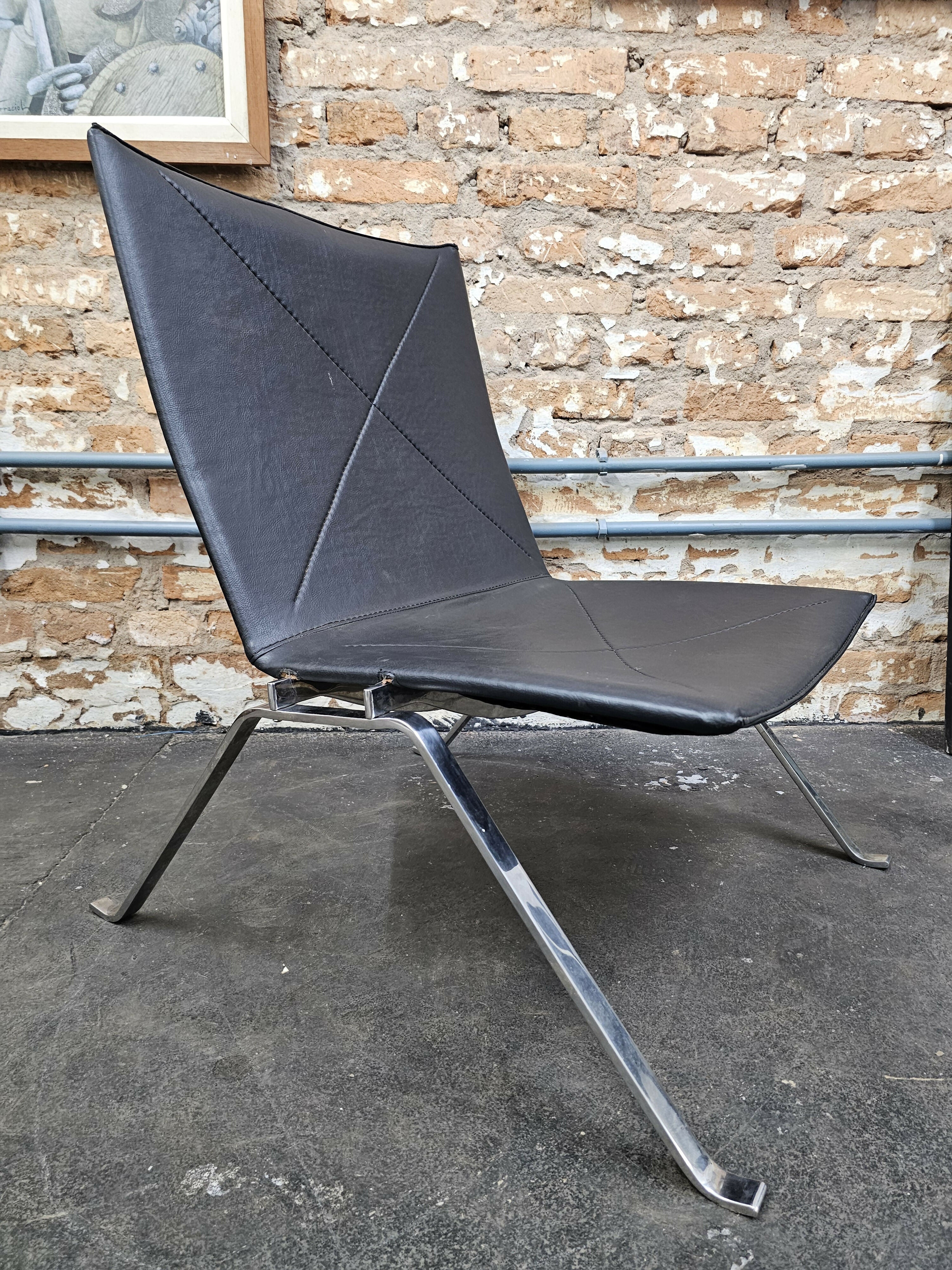 Poltronas PK 22 com pés cromados e assento preto ( valor unitário)