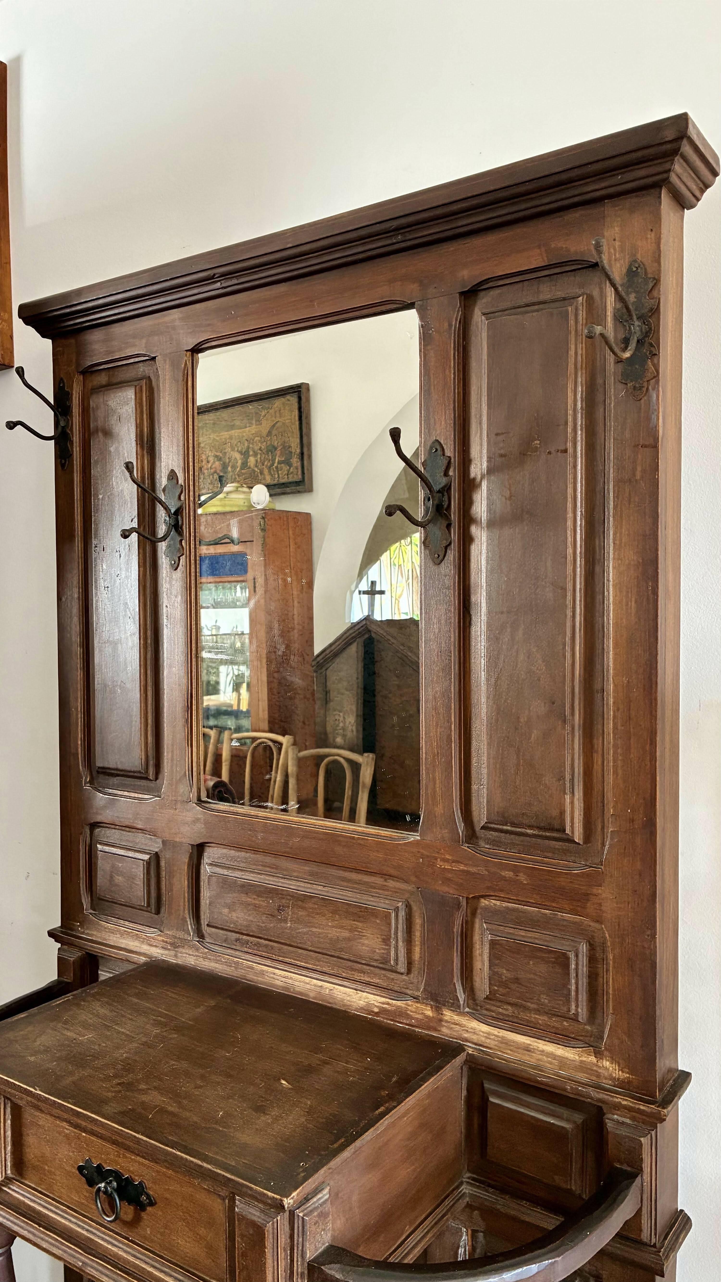 Chapeleira antiga em madeira