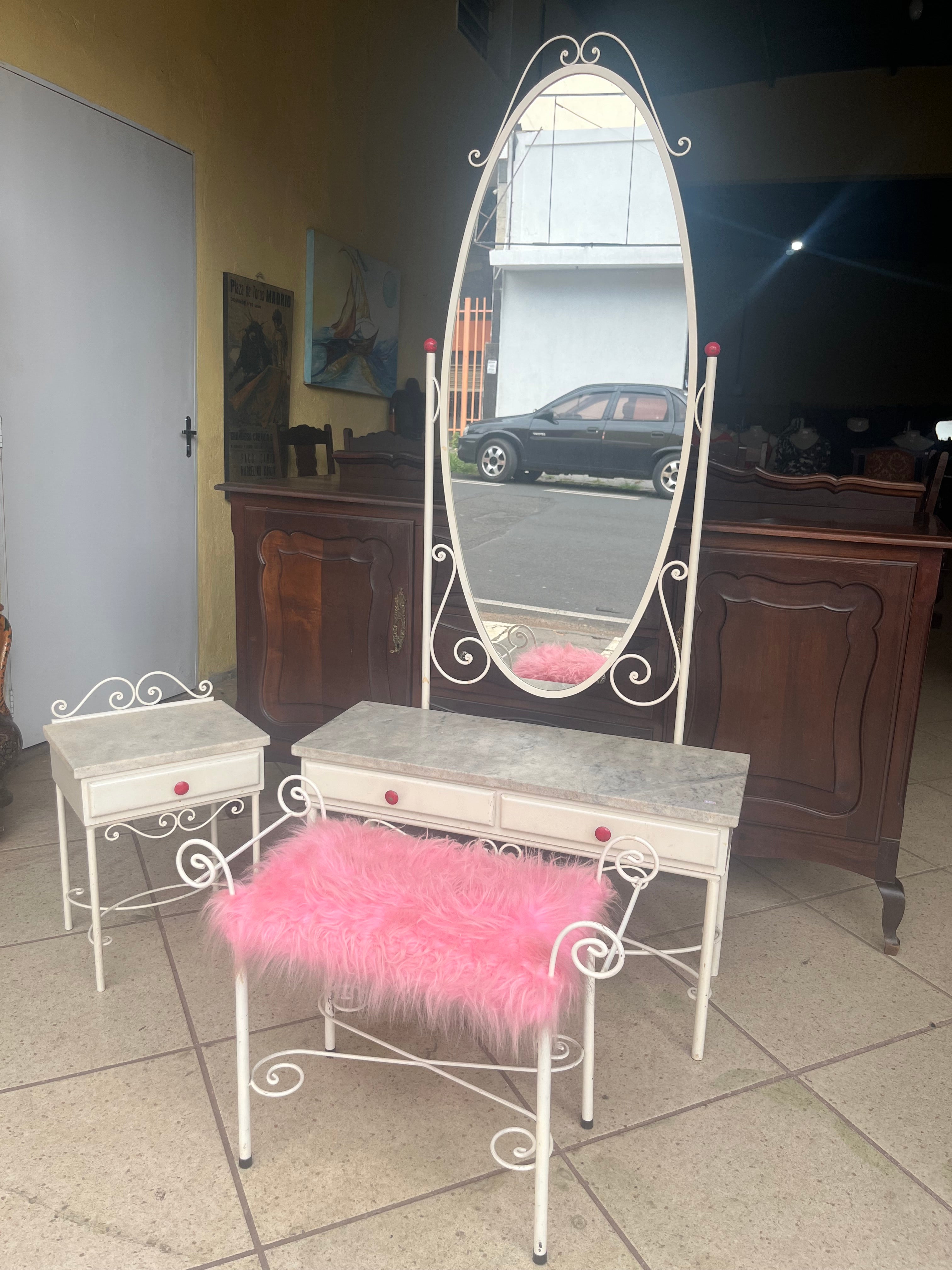 CONJUNTO DE PENTEADEIRA COM MESINHA E BANQUETA DE FERRO E MADEIRA ANTIGAS