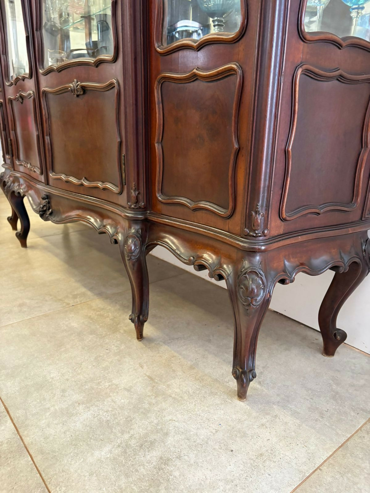 Jogo de Jantar Luiz XV - (Cristaleira + Buffet + mesa com 12 cadeiras)