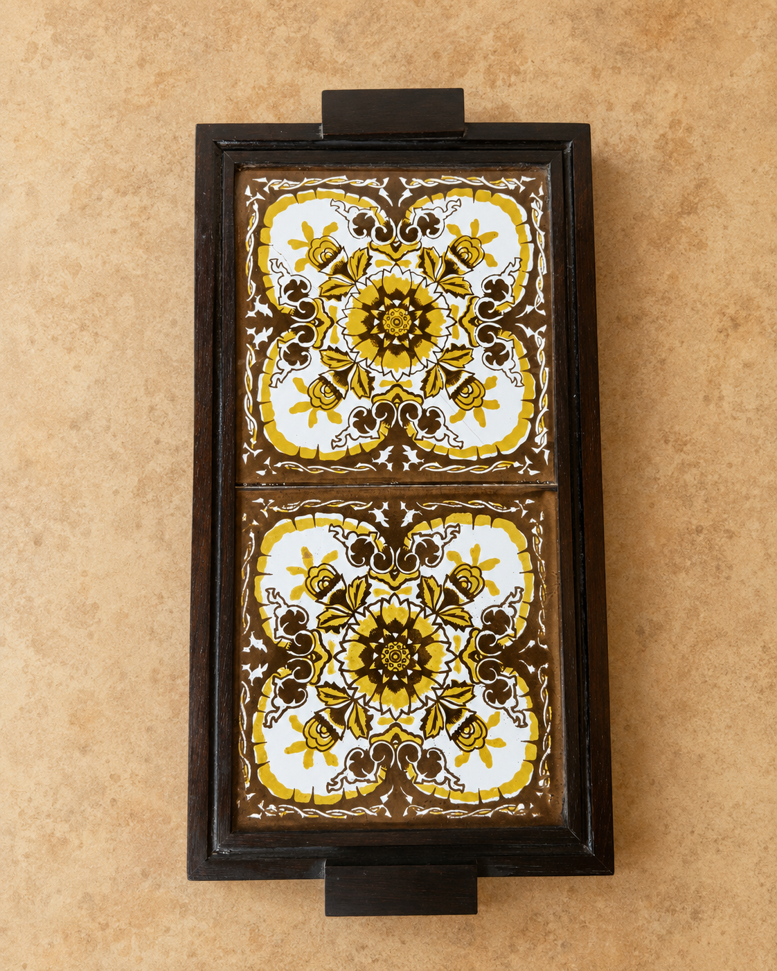 Bandeja Retangular em madeira escura e azulejos com padronagem marrom e amarelo (DMCPS_326)