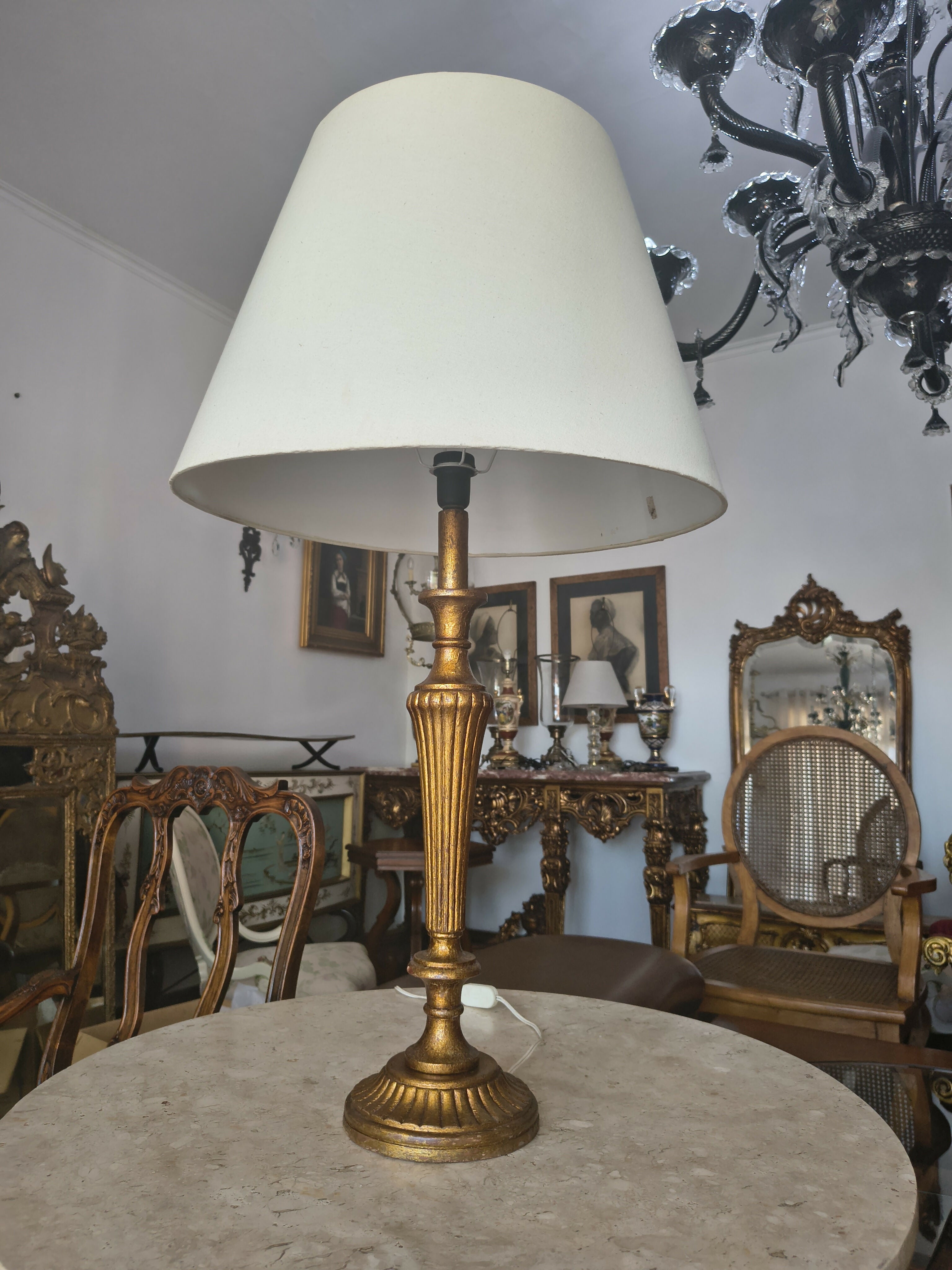 Abajur antigo em madeira dourada