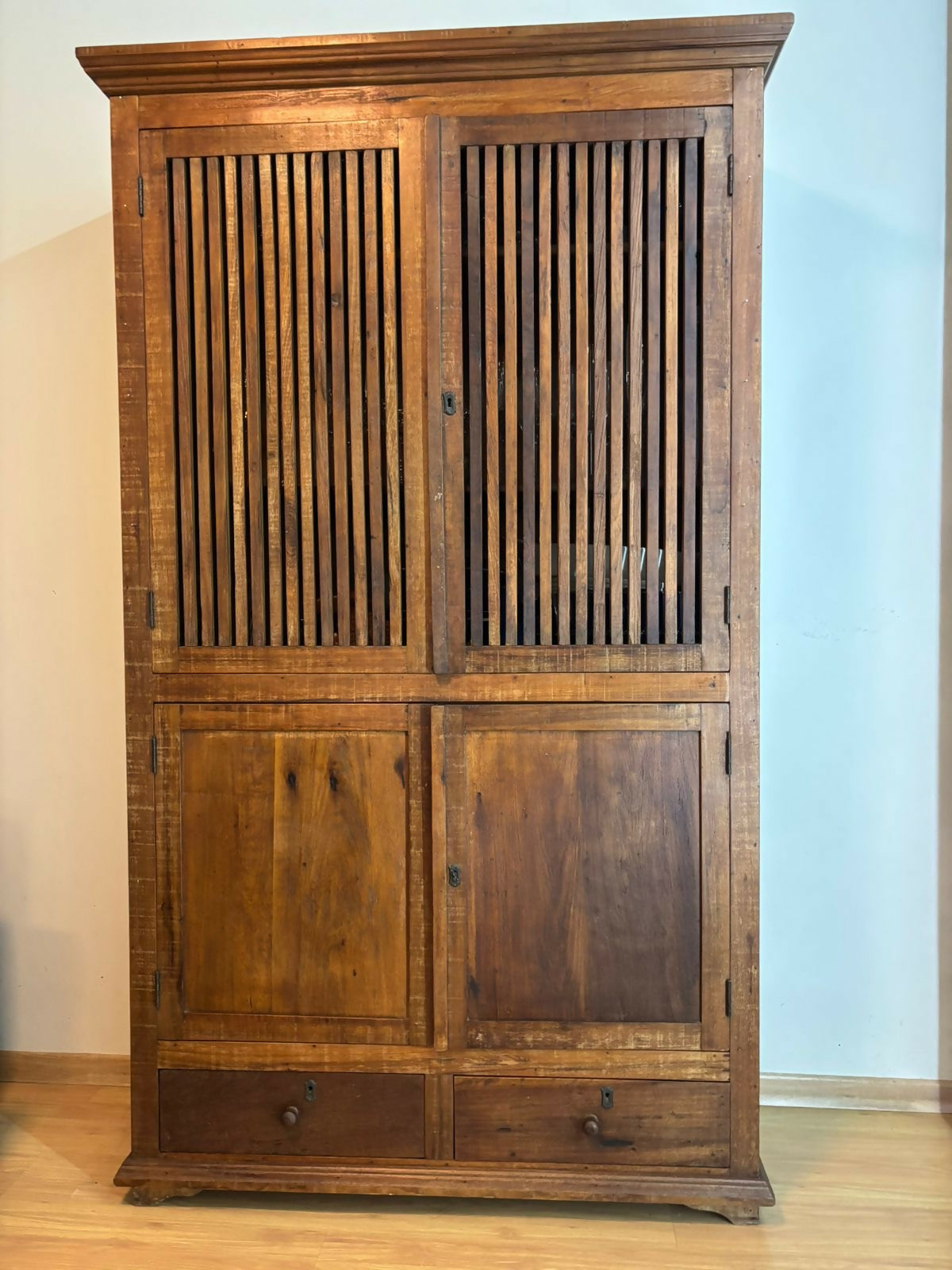 Queijeira centenária / Armário com prateleiras robustas e ajustáveis, em madeira maciça.