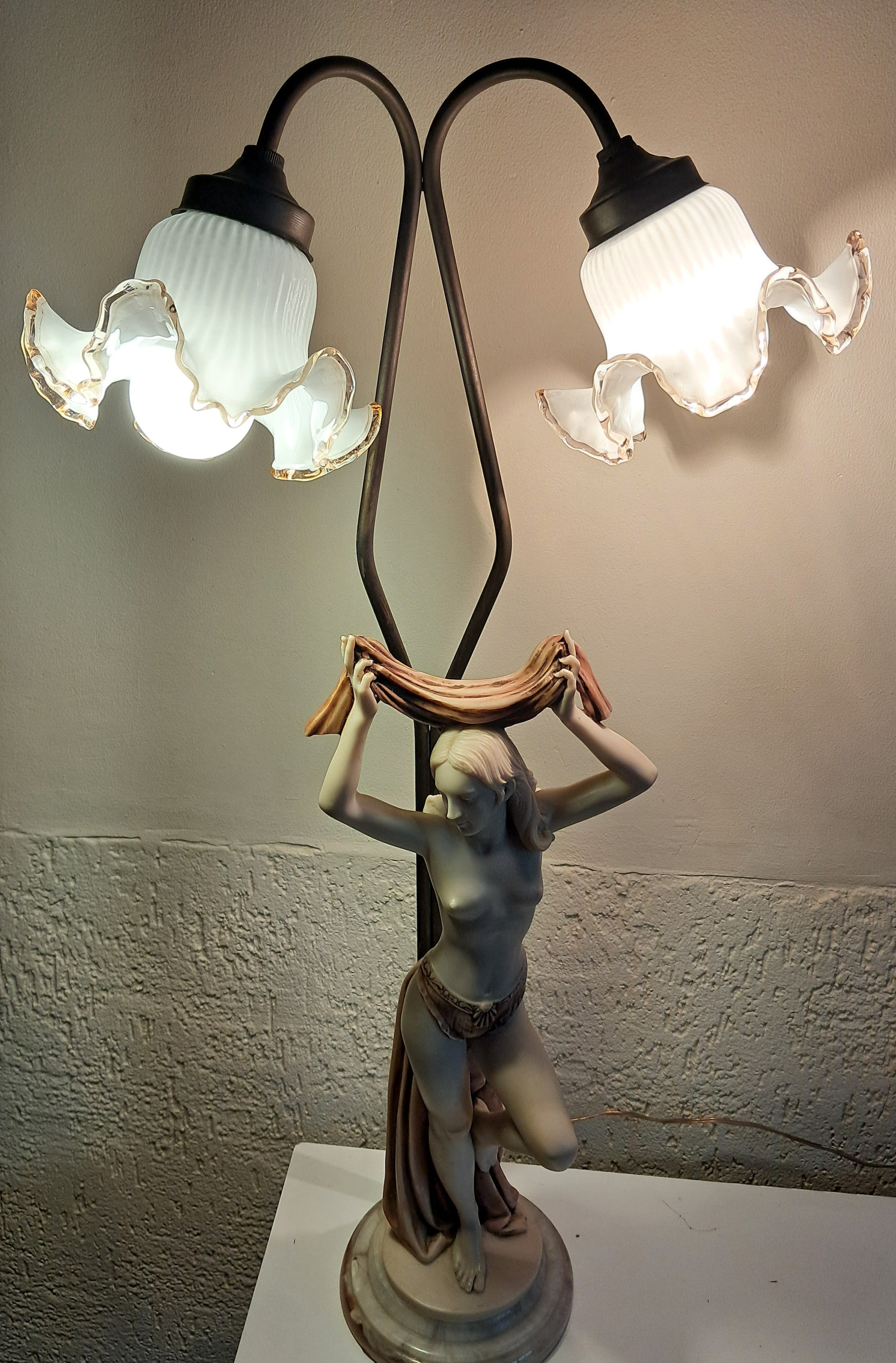 LUMINÁRIA ESCULTURAL ITALIANA — ARNALDO GIANNELLI, 1982. retratando figura feminina