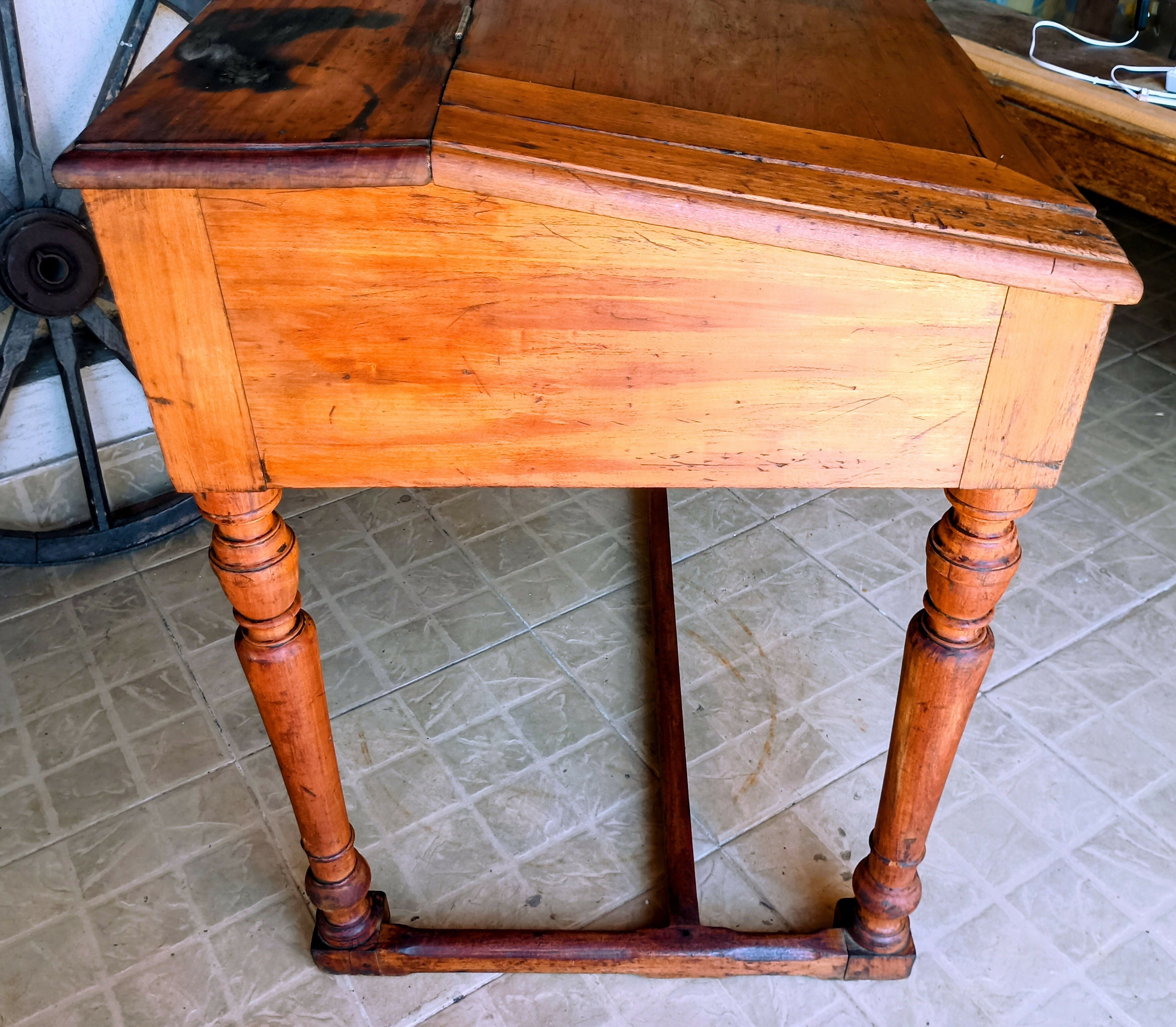 Escrivaninha com tampo basculante Brasil séc. XIX / XX