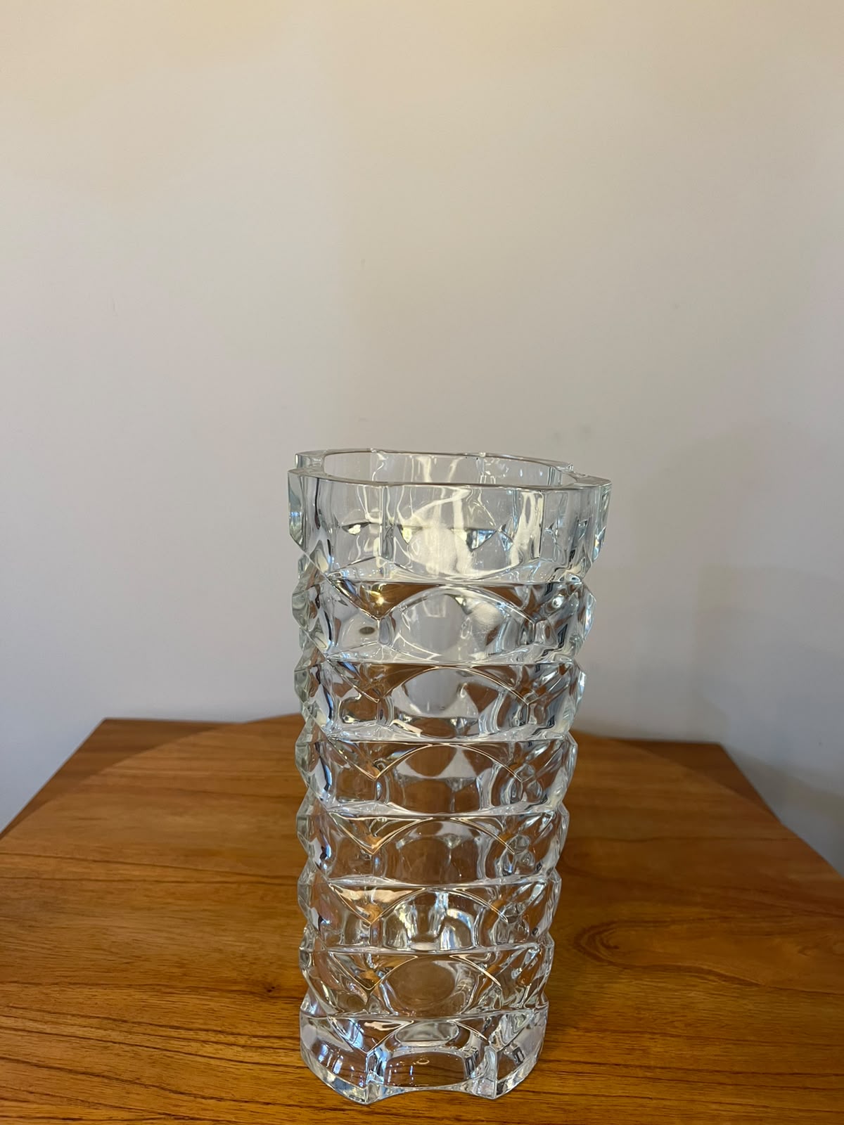 Vaso em cristal francês transparente com relevos geométricos em formato quadrangular (24,5 cm) 