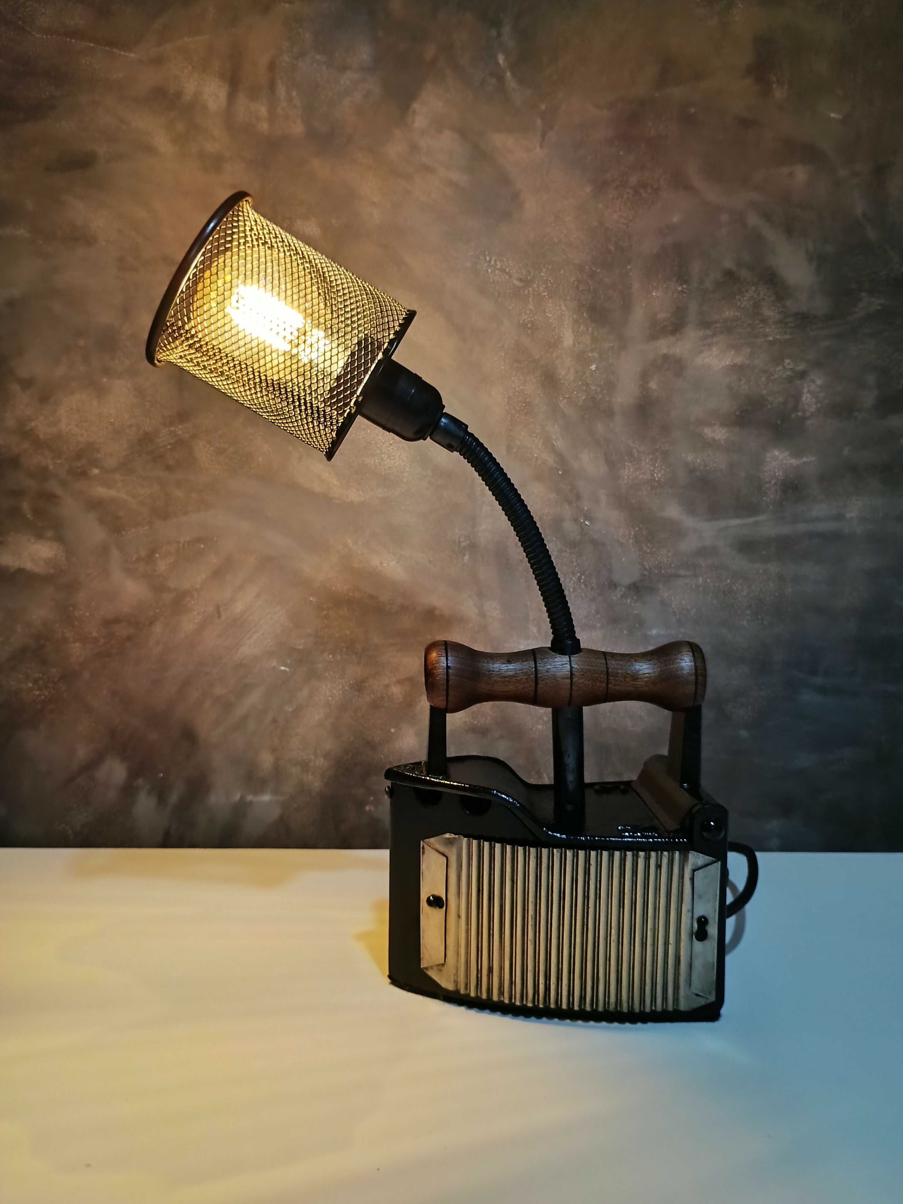 Luminária Ferro de Passar com Cúpula