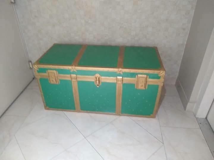 Antigo Baú verde anos 50 com detalhes em latão 