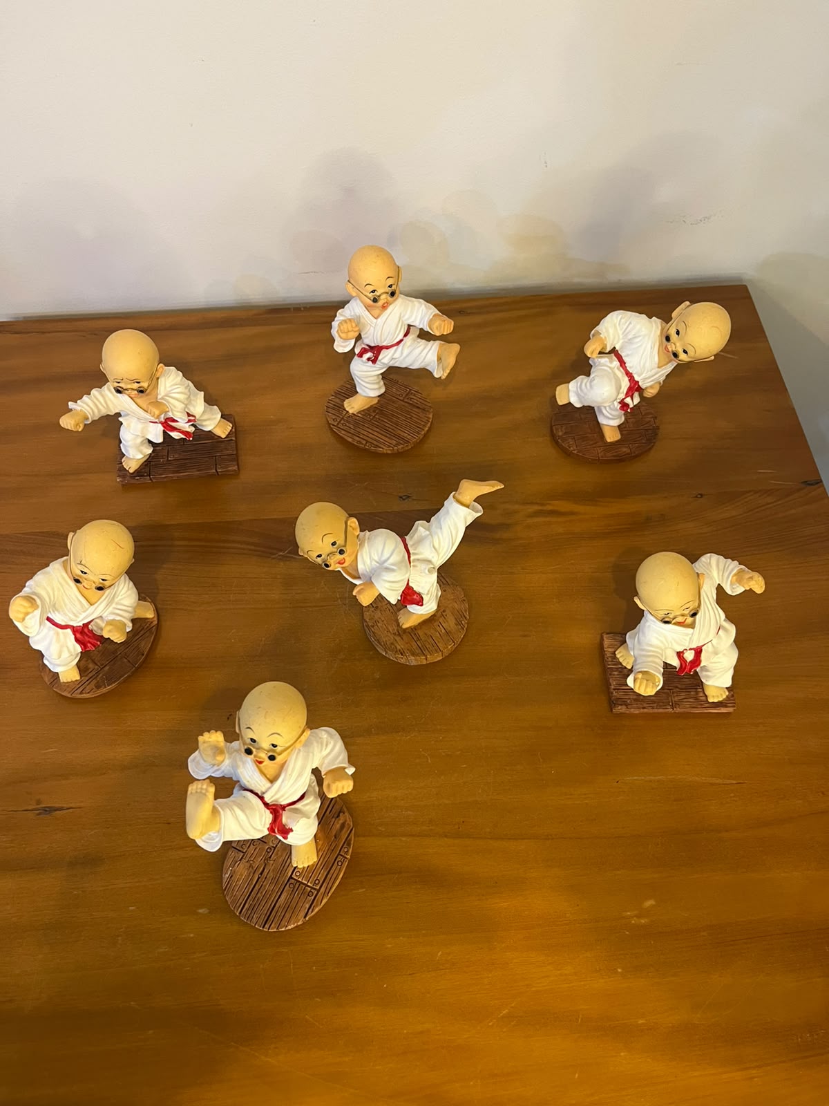 Conjunto com 7 mini esculturas de monges artistas marciais | 10 cm