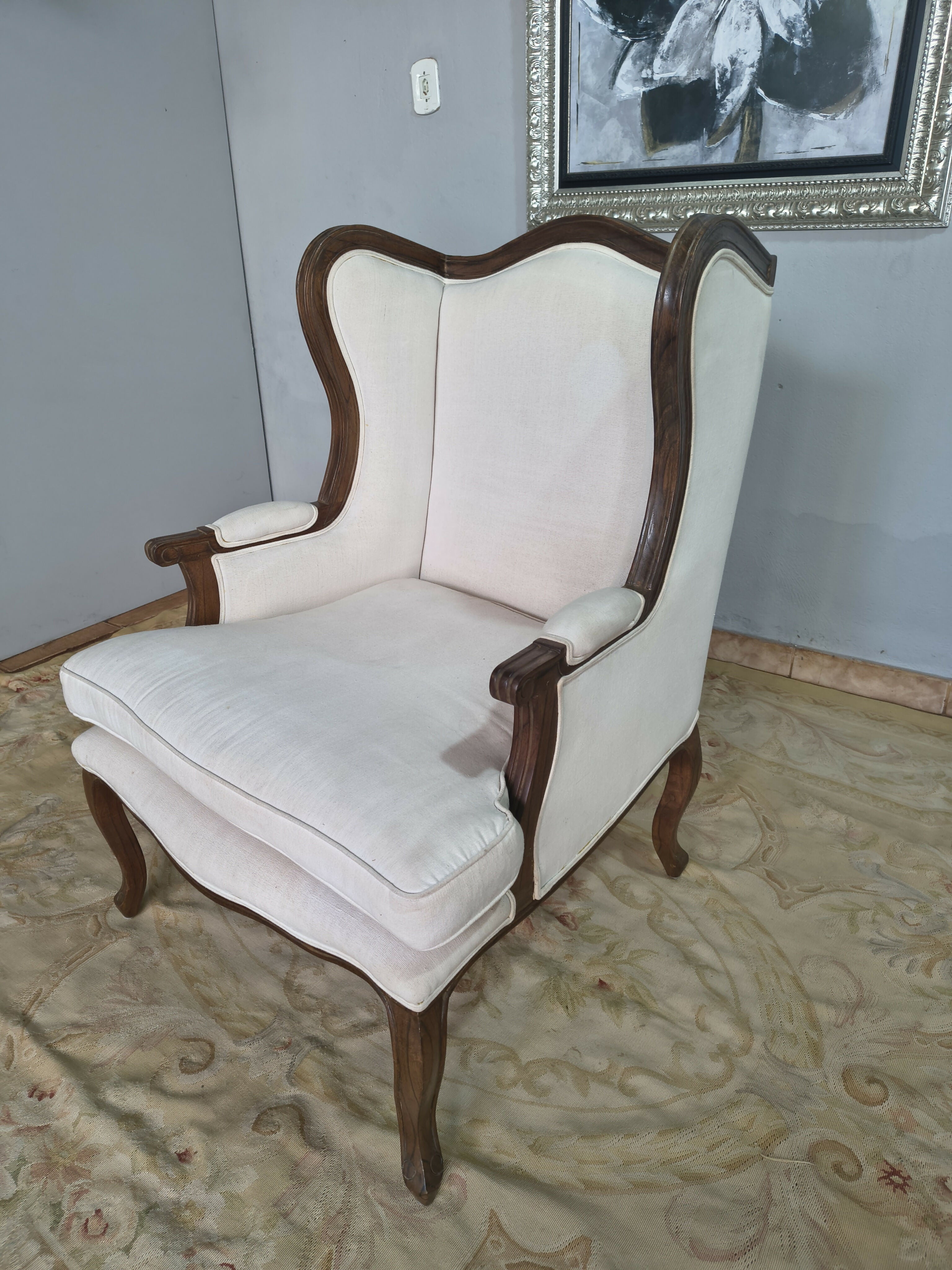 Poltrona Bergere com tecido branco