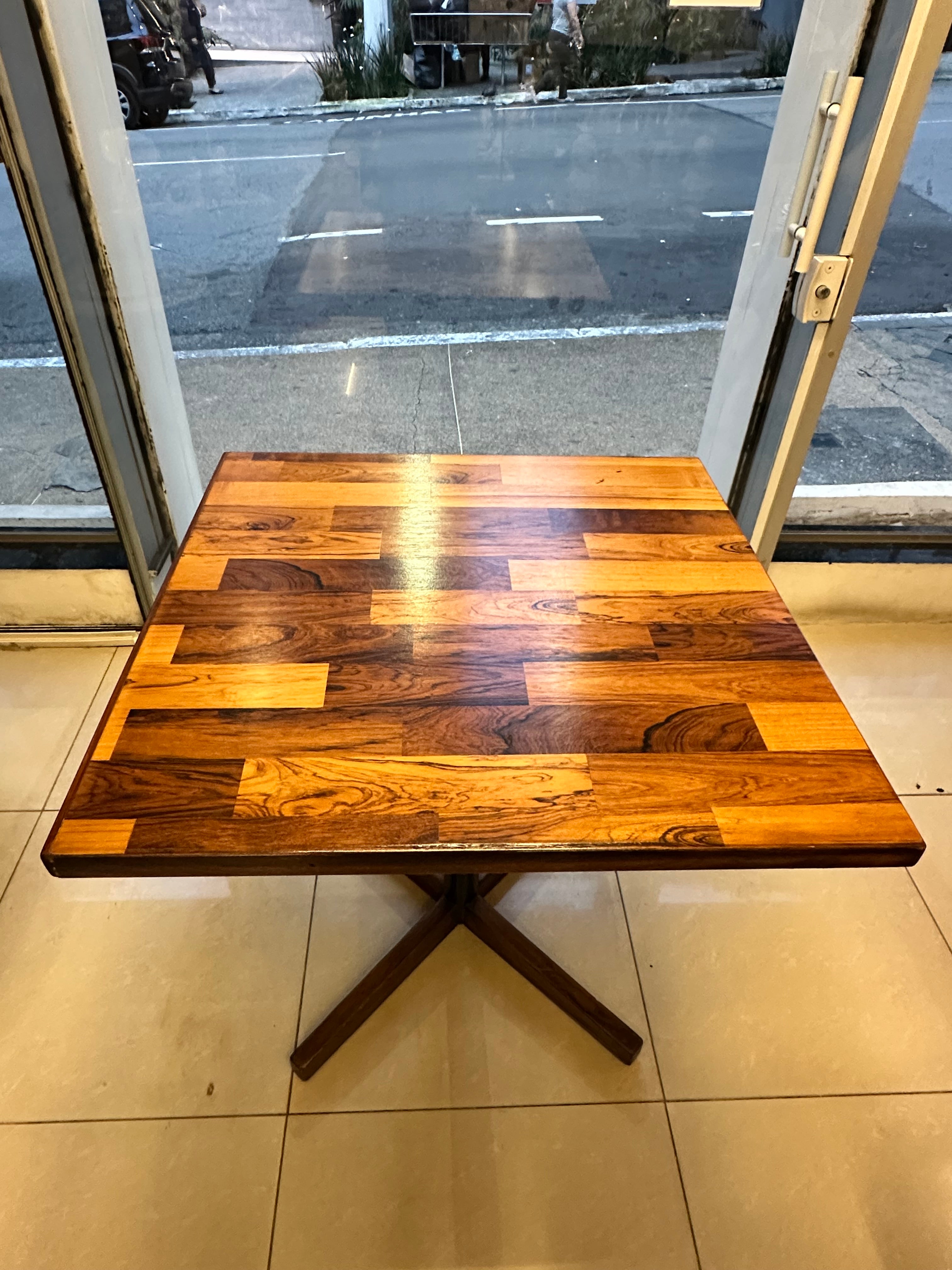 MESA DE JANTAR QUADRADA ZALSZUPIN EM MADEIRA TAQUEADA — BRASIL, c. 1960 🇧🇷